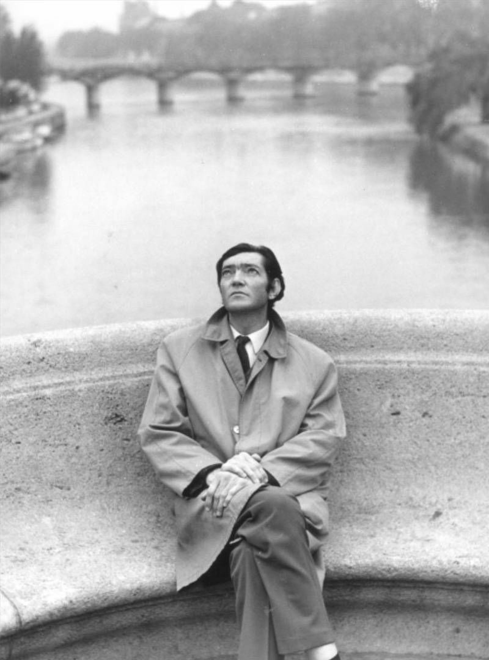 Cortázar sentado en el Pont des Arts.