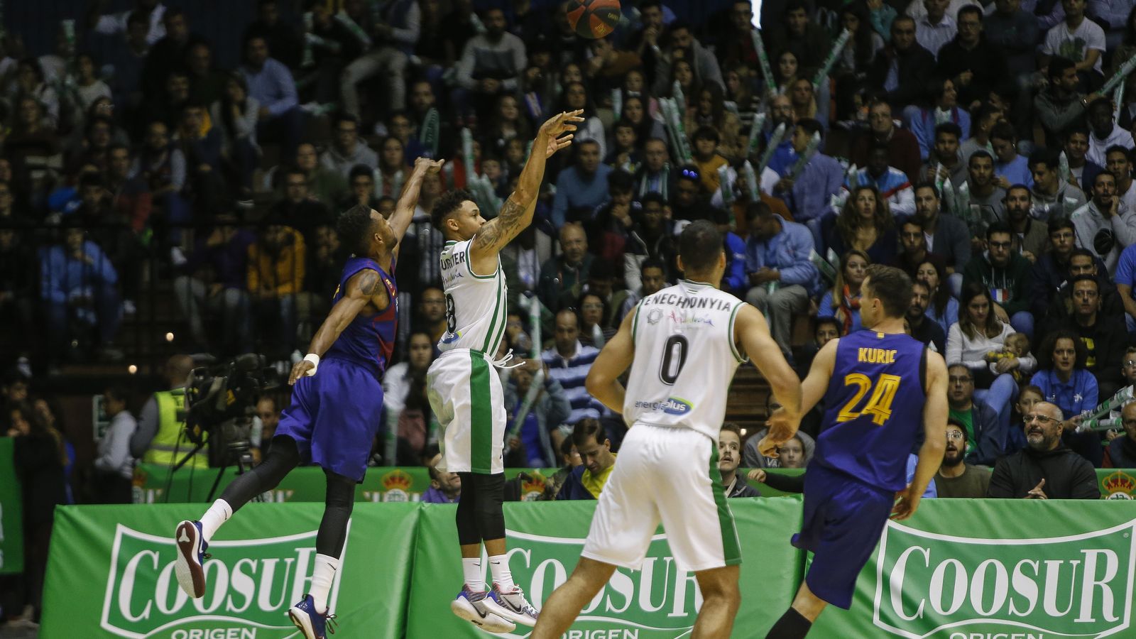 Slaughter lanza ante la presencia de Hanga.