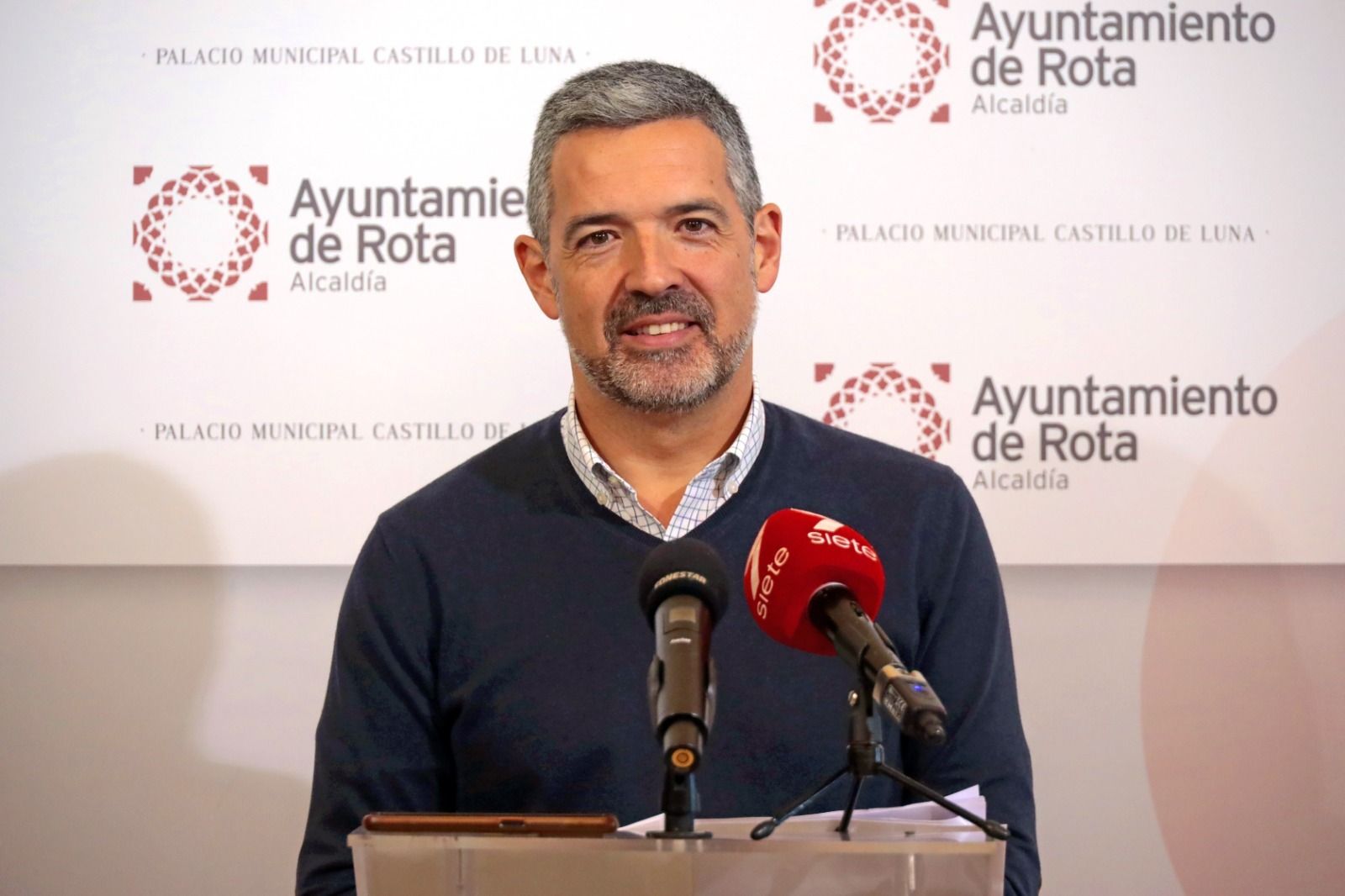 El alcalde de Rota, Javier Ruiz, en su comparecencia pública sobre los proyectos subvencionados por los fondos europeos Next Generation.