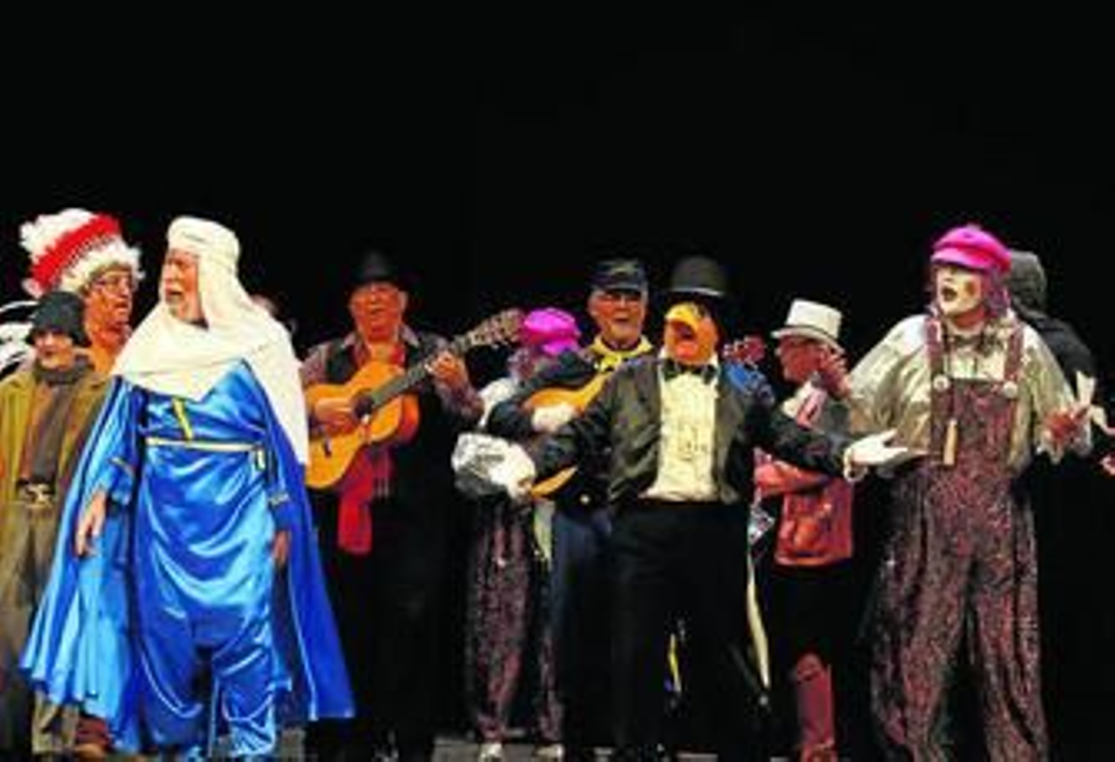 El alcalde, Luis Rogelio Rodríguez entrega un recuerdo al pregonero.