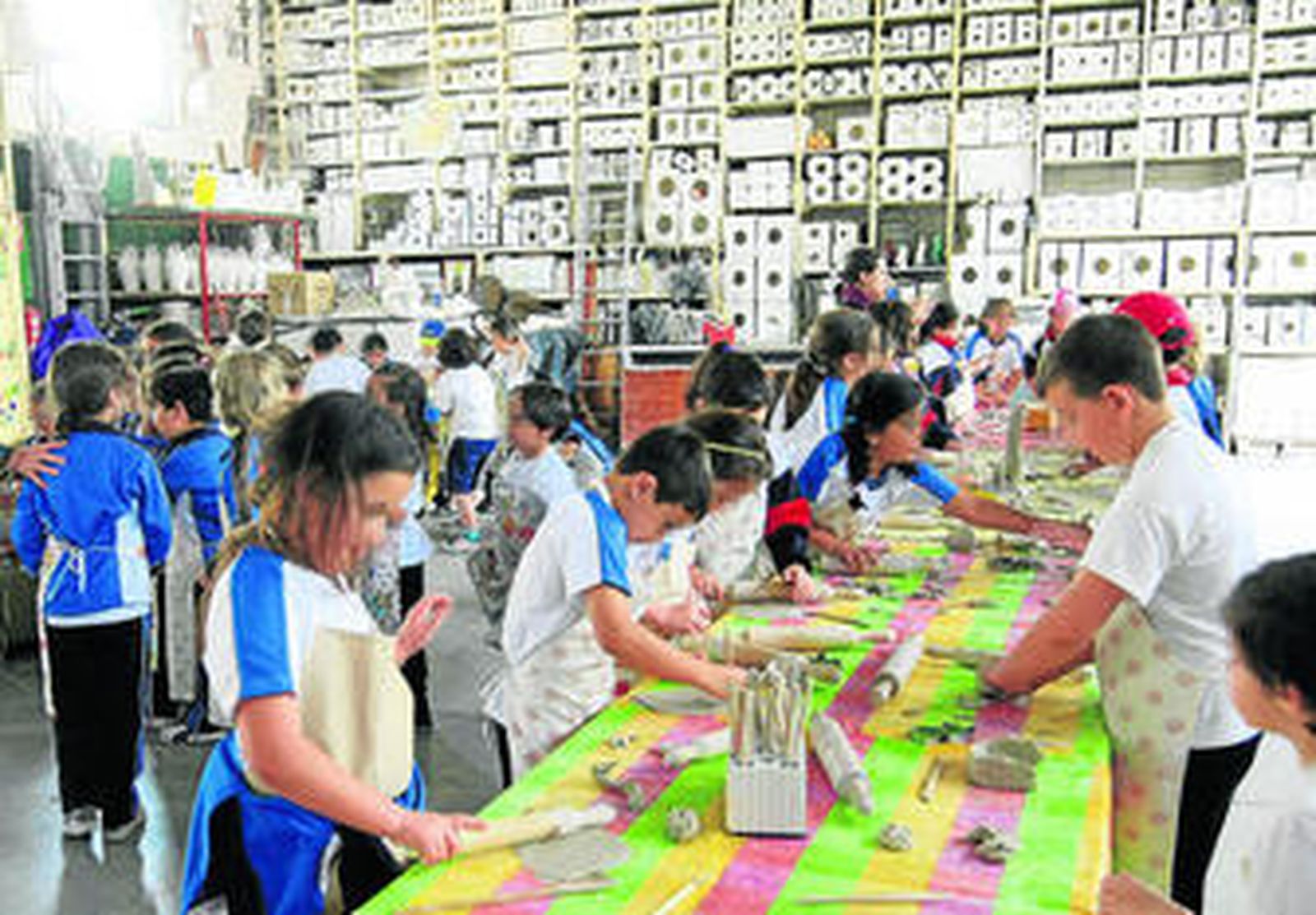 Un grupo de escolares disfrutando el viernes pasado de su visita a Cerámica Jugum.