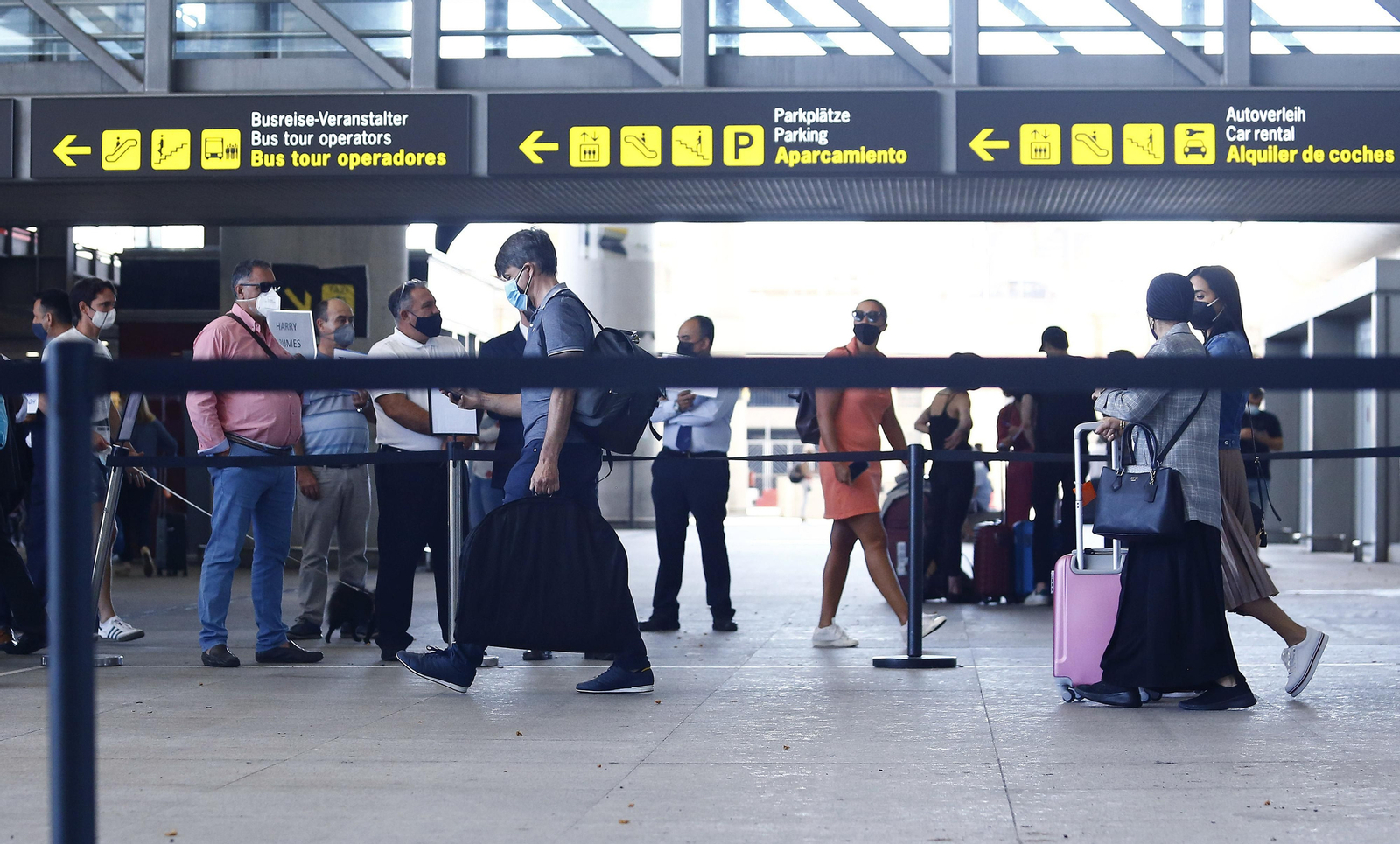 Las fotos de los primeros turistas internacionales en el aeropuerto de Málaga