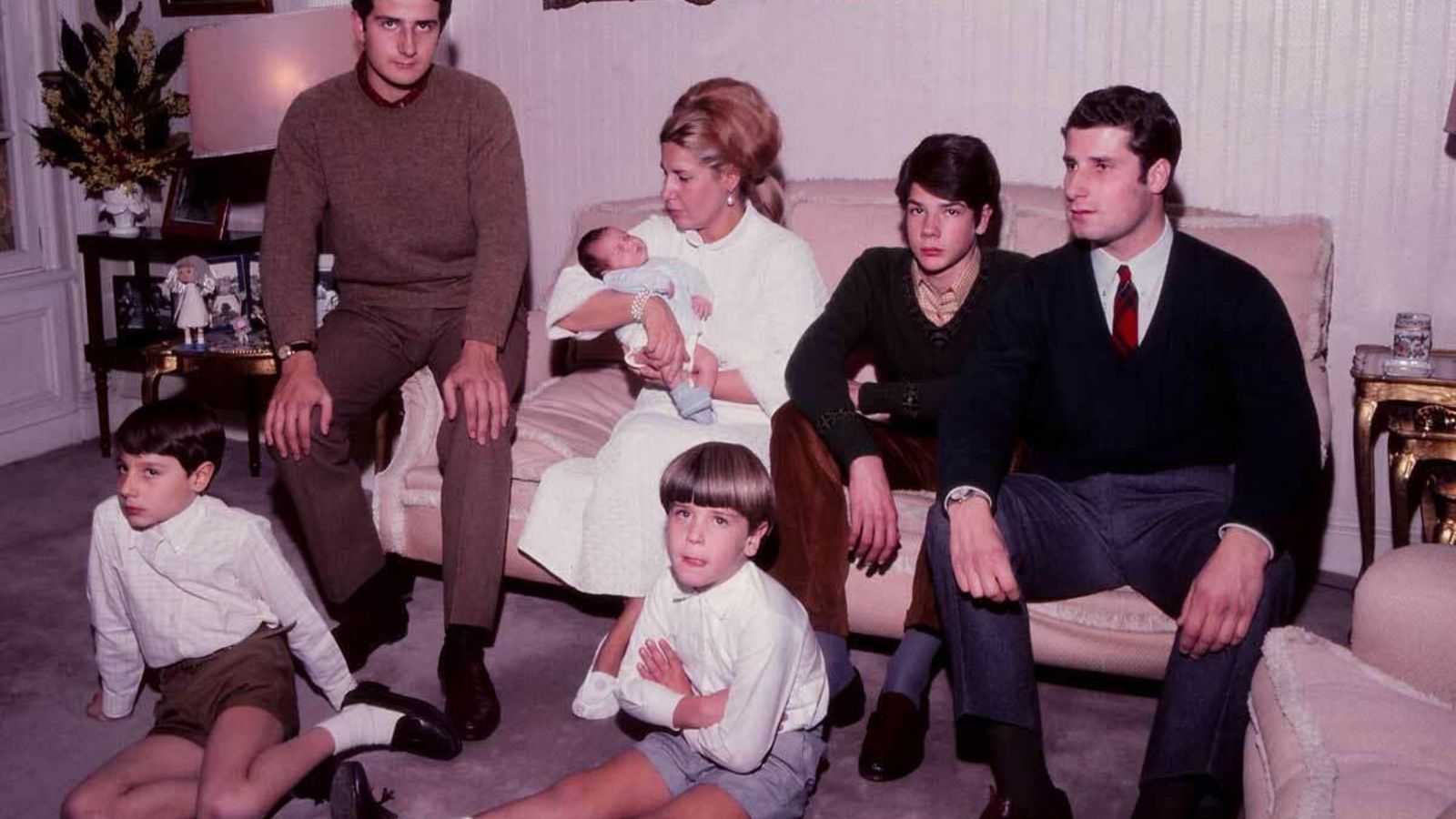 El duque de Salvatierra (abajo, centro), con su madre y hermanos de pequeños.