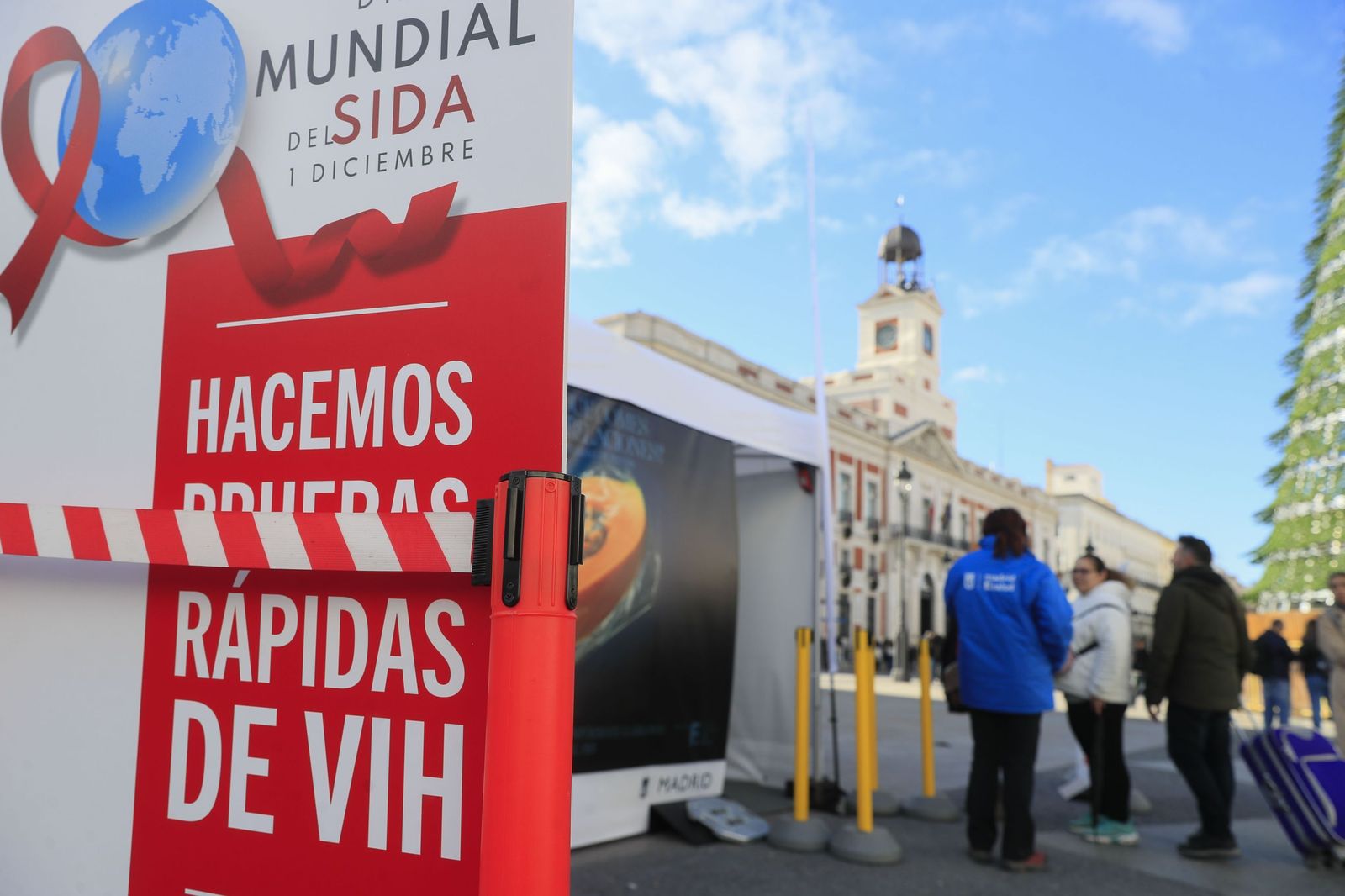 Carpa instalada por Madrid Salud con motivo del Día Mundial de la Lucha contra el Sida.
