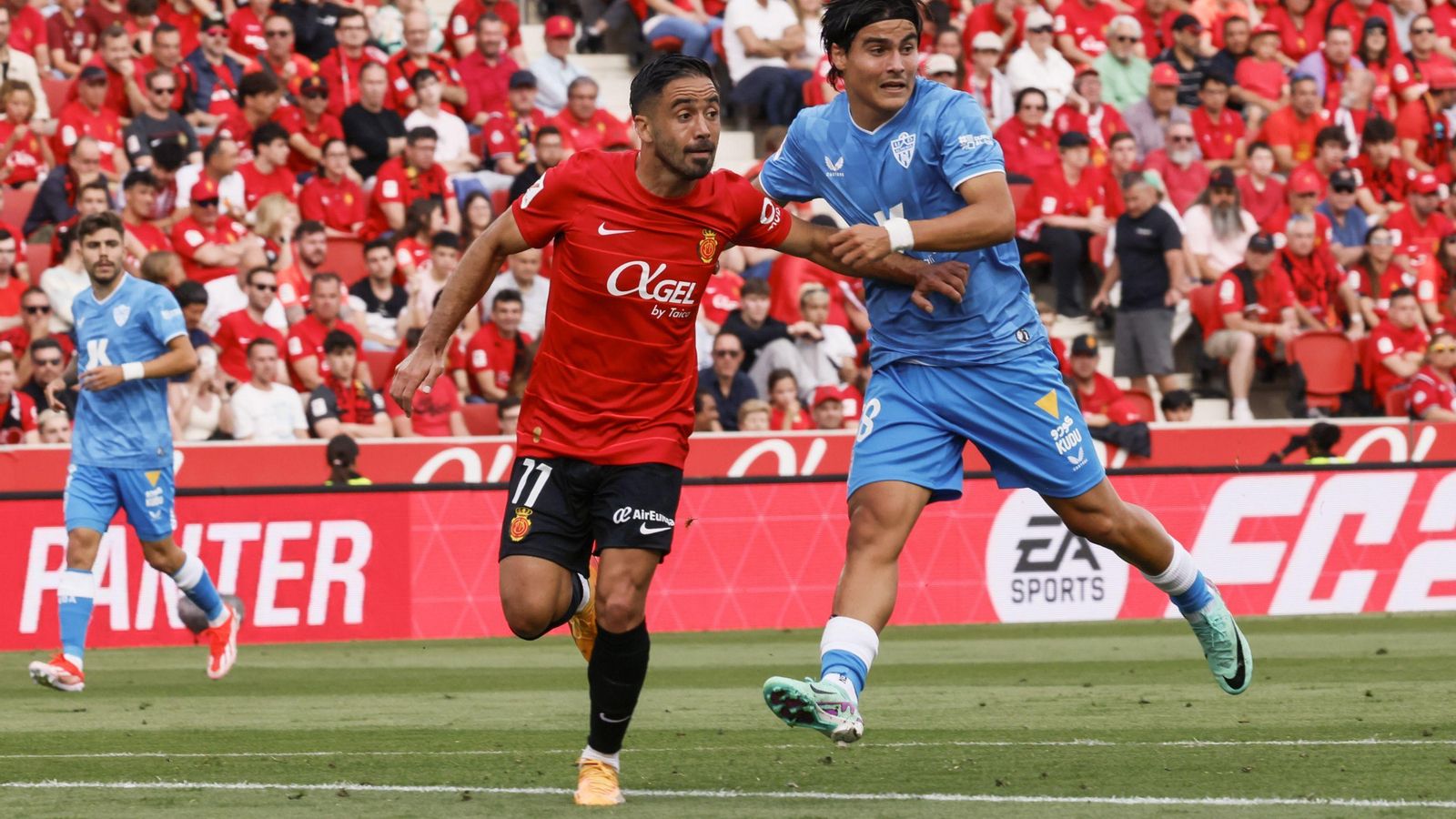 Jaume Costa y Luka Romero batallan por ganar la posición.