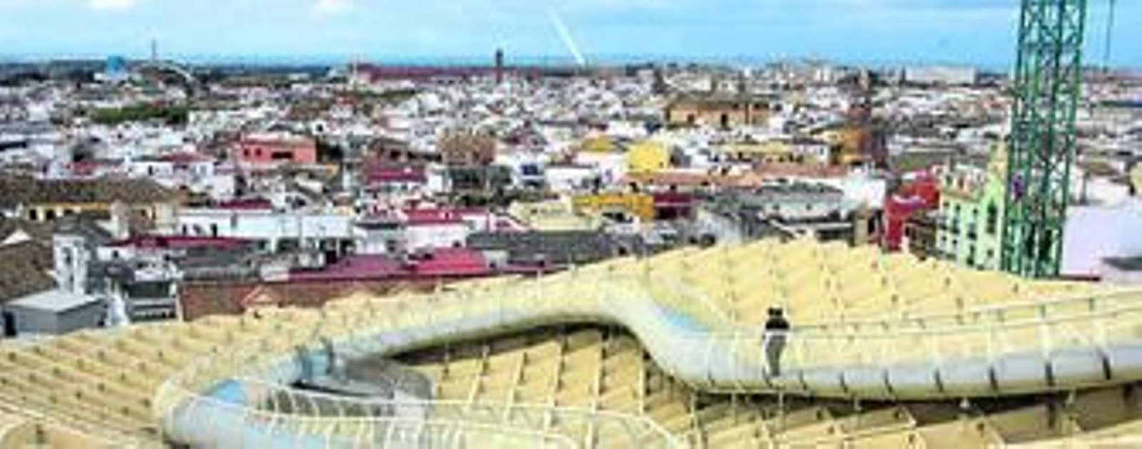 1. Cubiertas del 'Metropol-Parasol'. 2. Los editores de la guía, con José Morales y Concha Férnandez (Cicus), durante la presentación del proyecto. 3. Hotel Eme, 4. Campus Palmas Altas, 5. Estampa de la Alameda rehabilitada y 6. Detalle del restaurado Palacio de San Telmo, también seleccionados.