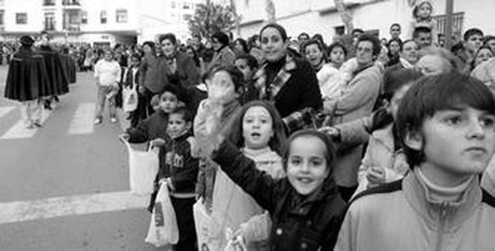 Rostros ilusionados y sonrientes aguardaban a los Reyes Magos en la calle Arenal antes del paso del cortejo.