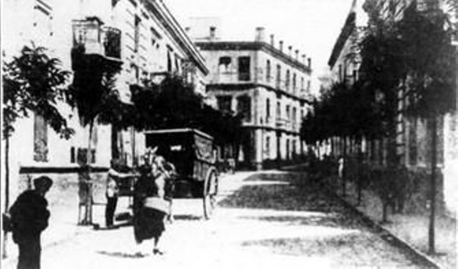 1. Carretón en la desaparecida calle Rafael López. 2.  Carro en su quehacer. Al fondo, nuestra Plaza de Toros.