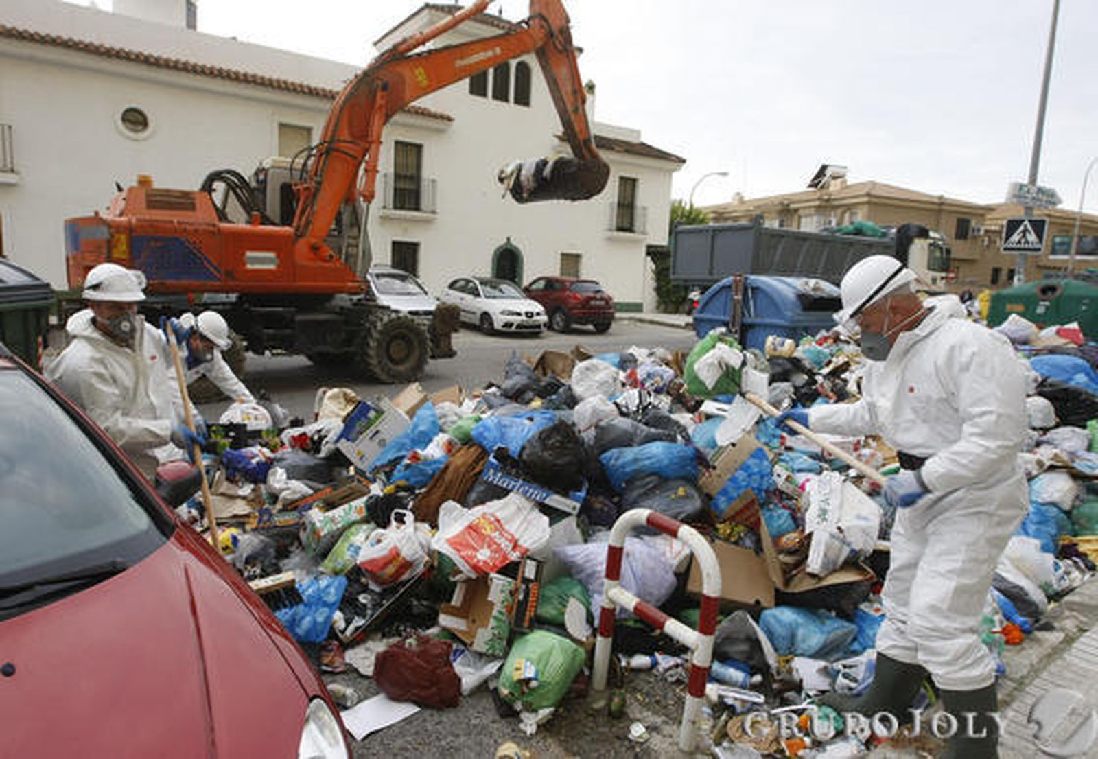 Los operarios de Tragsa reanudaron ayer las labores de limpieza en varios puntos de la ciudad.

Foto: Pascual