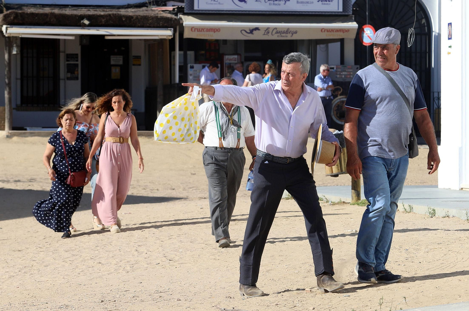 Ambiente en la aldea del Rocío previo a la llegada de las Hermandades, en imágenes