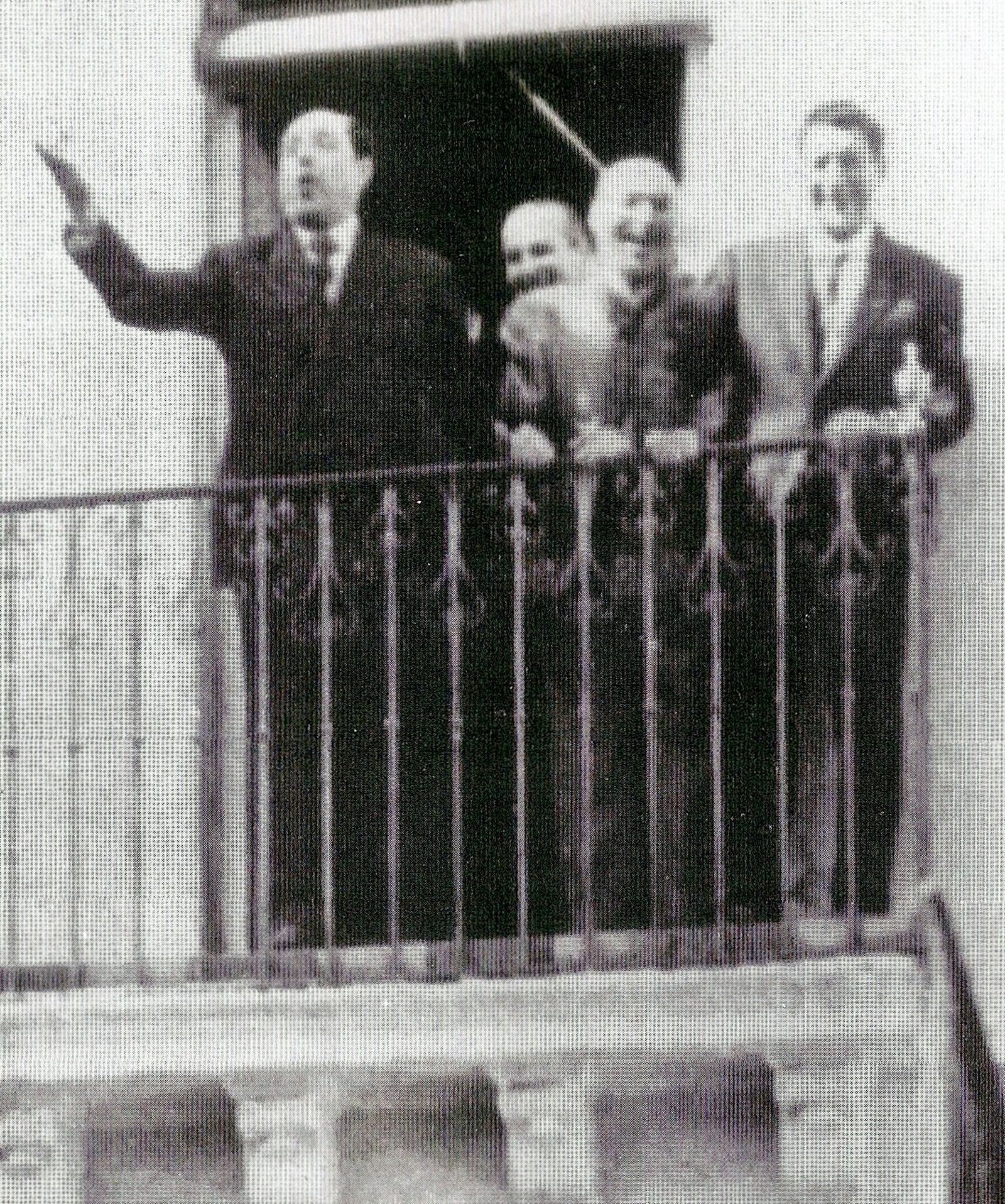 Antonio Mairena canta una saeta desde un balcón