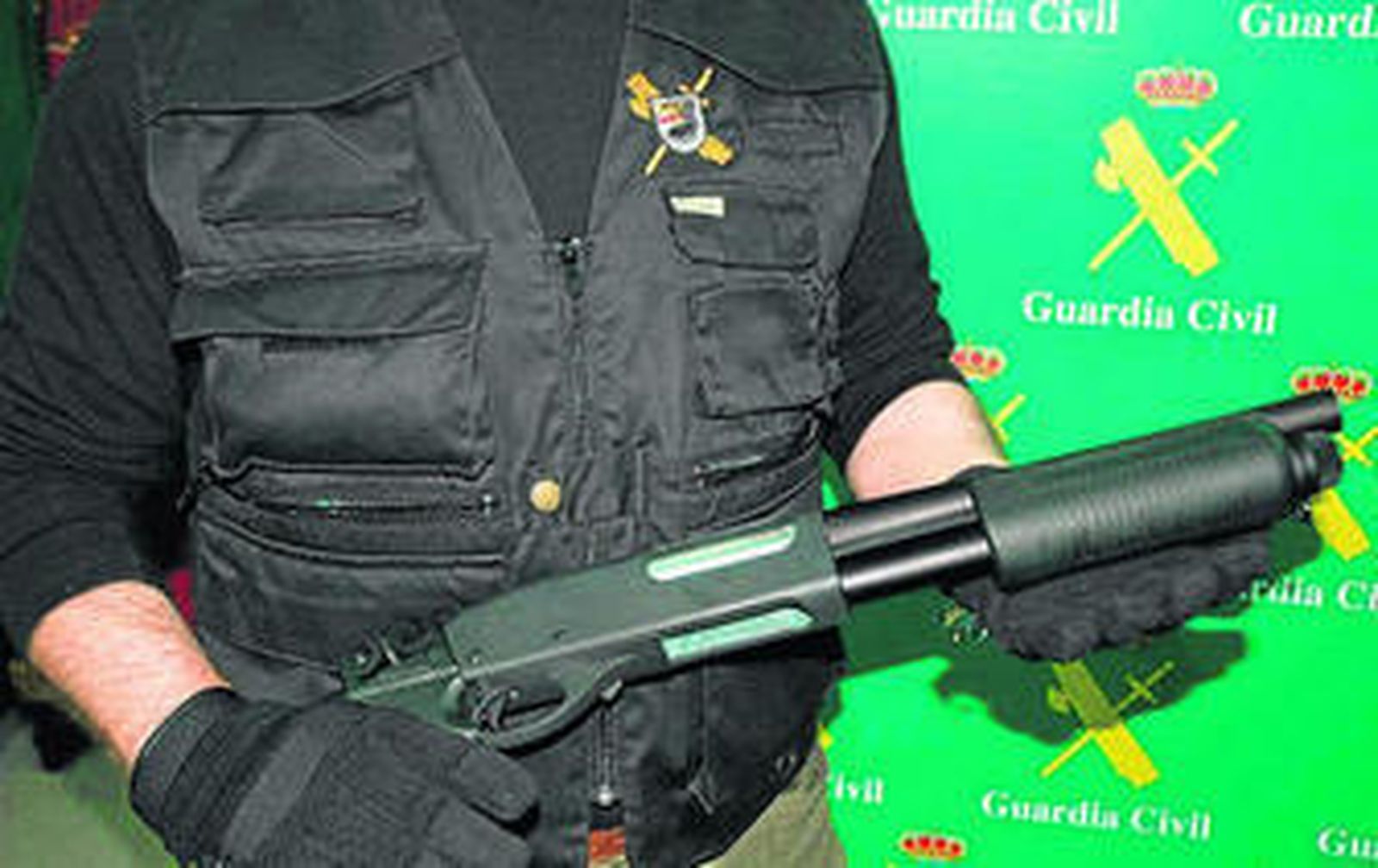 Una de las armas intervenidas por la Guardia Civil.