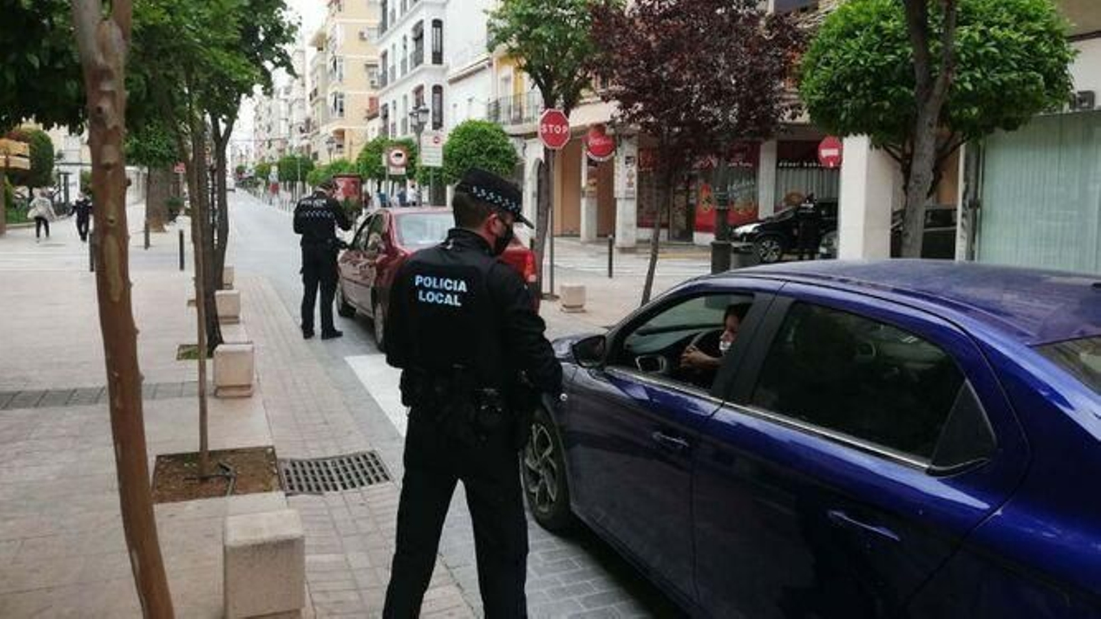 Control policial en Puente Genil.