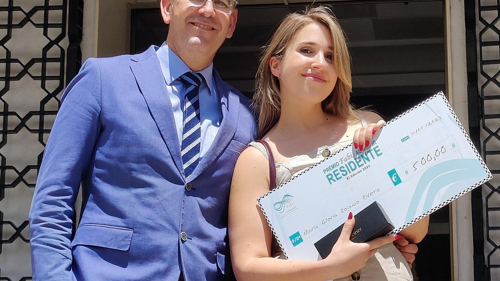 Gloria Rojano junto al jefe de estudios del hospital Infanta Elena.