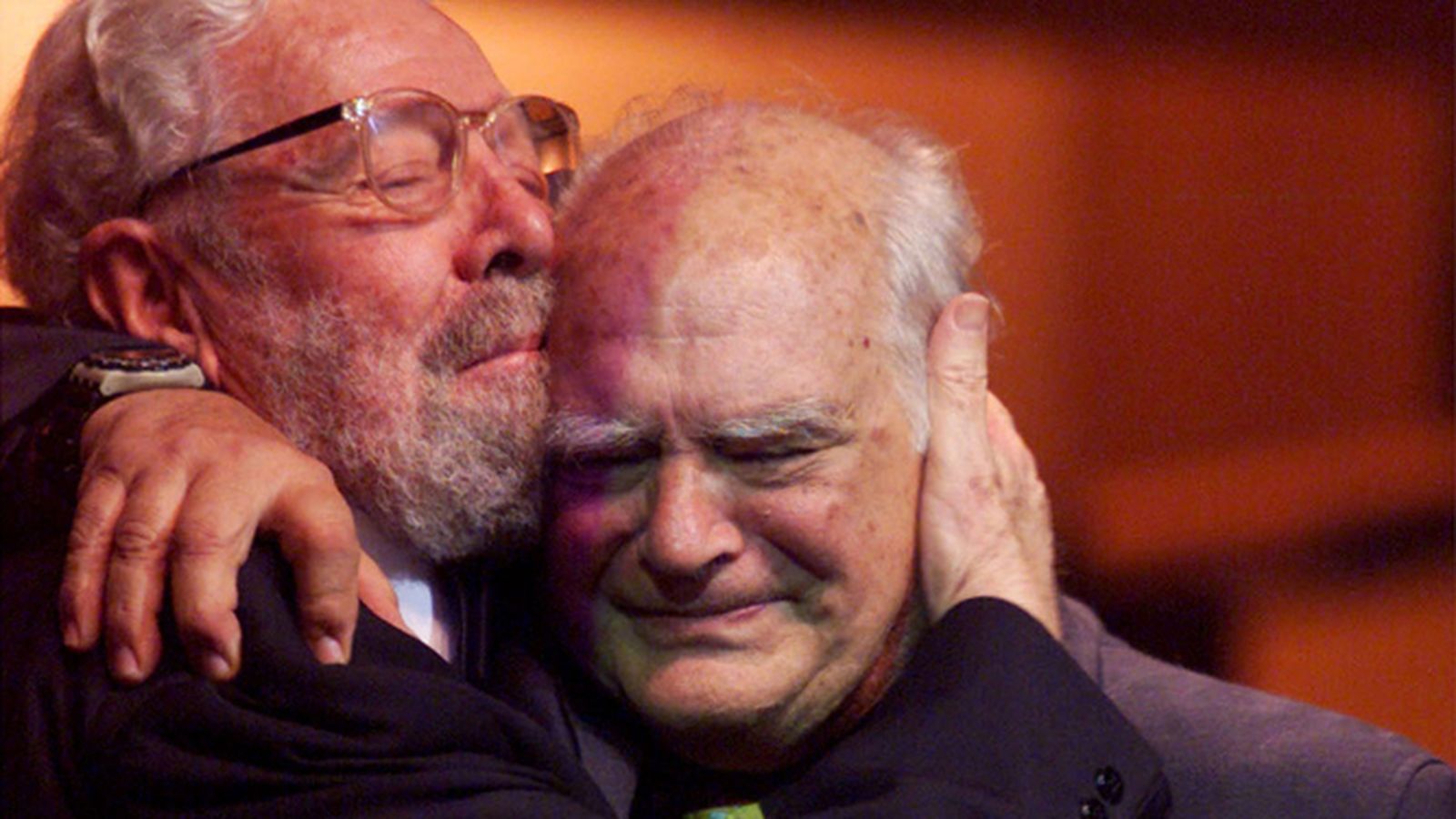 José Luis García Berlanga abraza a Antonio Isasi-Isasmendi en la gala de los Goya de 2000.