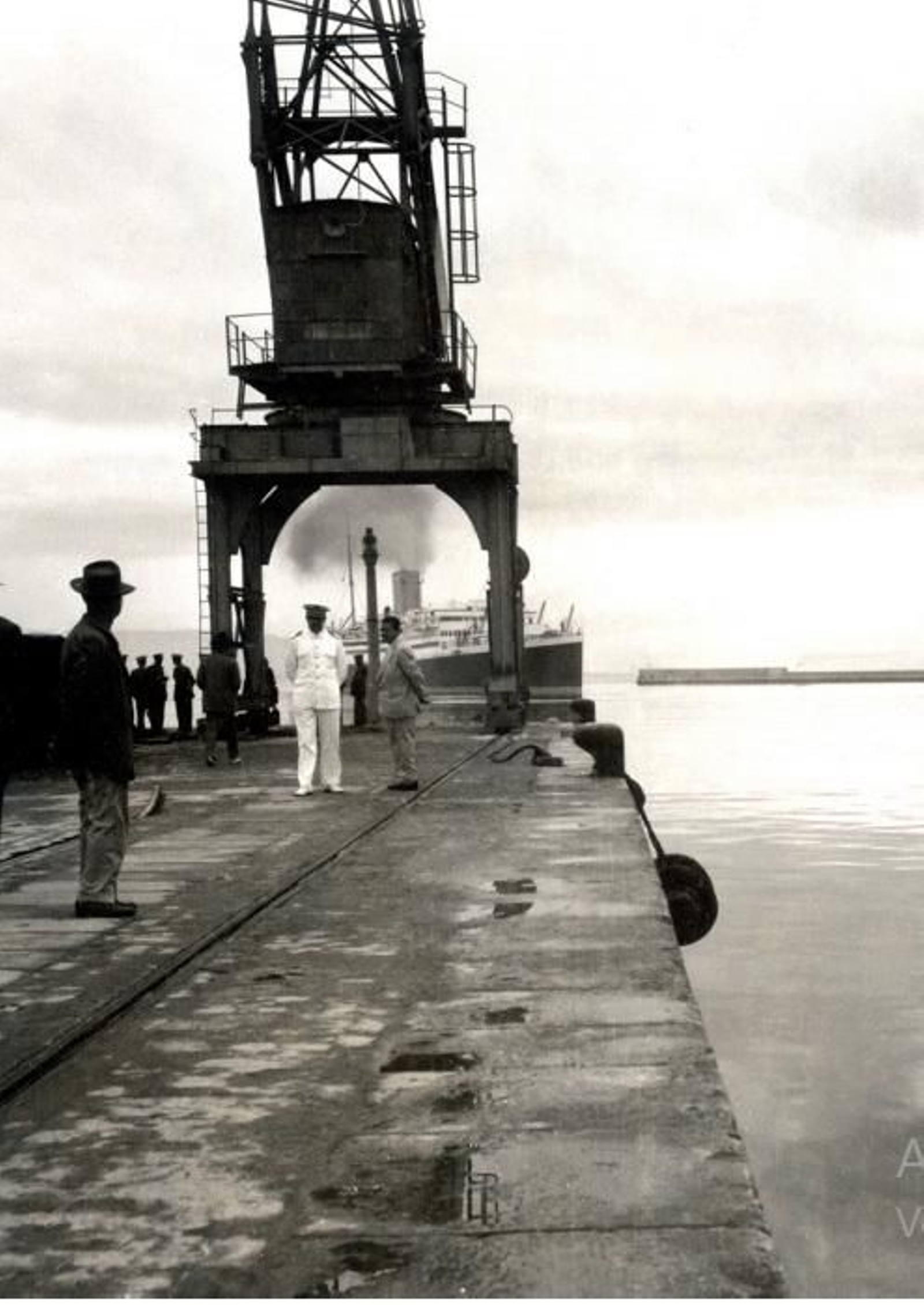 La grúa eléctrica procedente del puerto de Motril montada en el lado sur del muelle de la Galera en 1956.