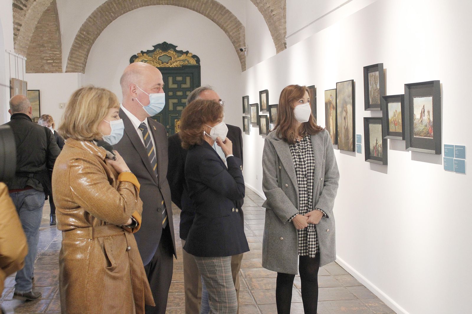 Representantes institucionales durante la visita a la exposición.