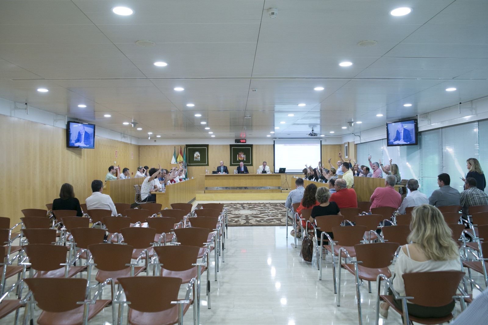 Momento del pleno celebrado ayer en el que todos los grupos aprobaron por unanimidad una nueva edición de los FEAR.