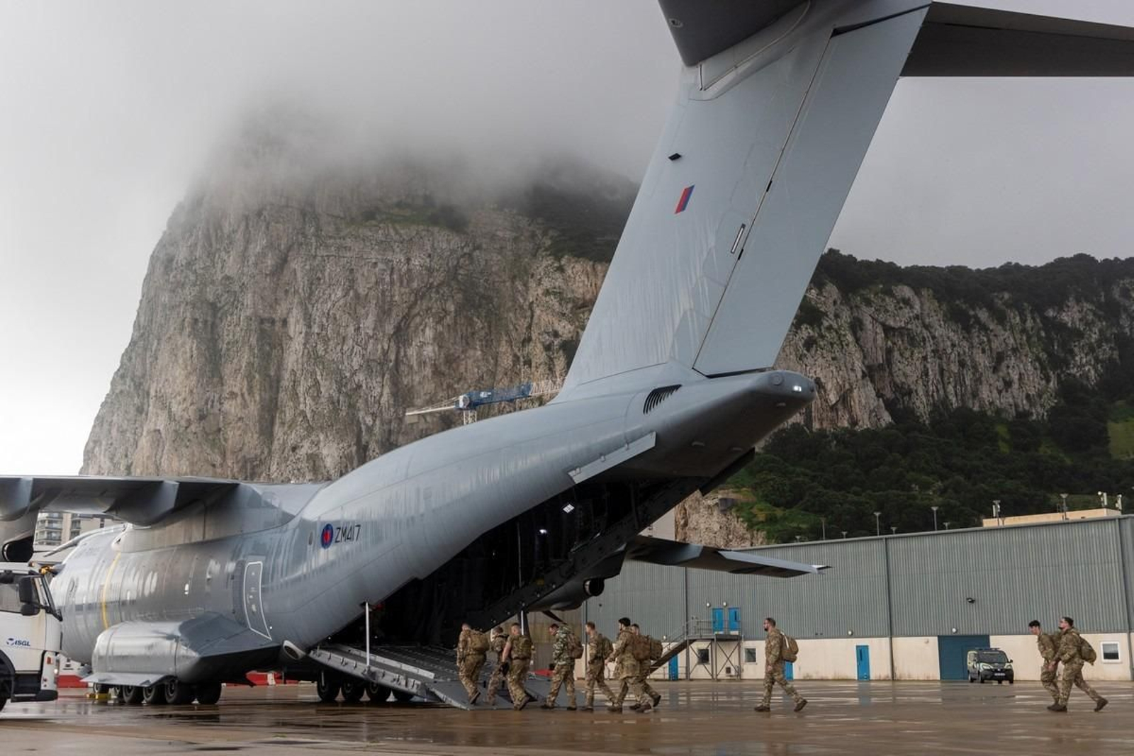 Un avión carga soldados en Gibraltar.