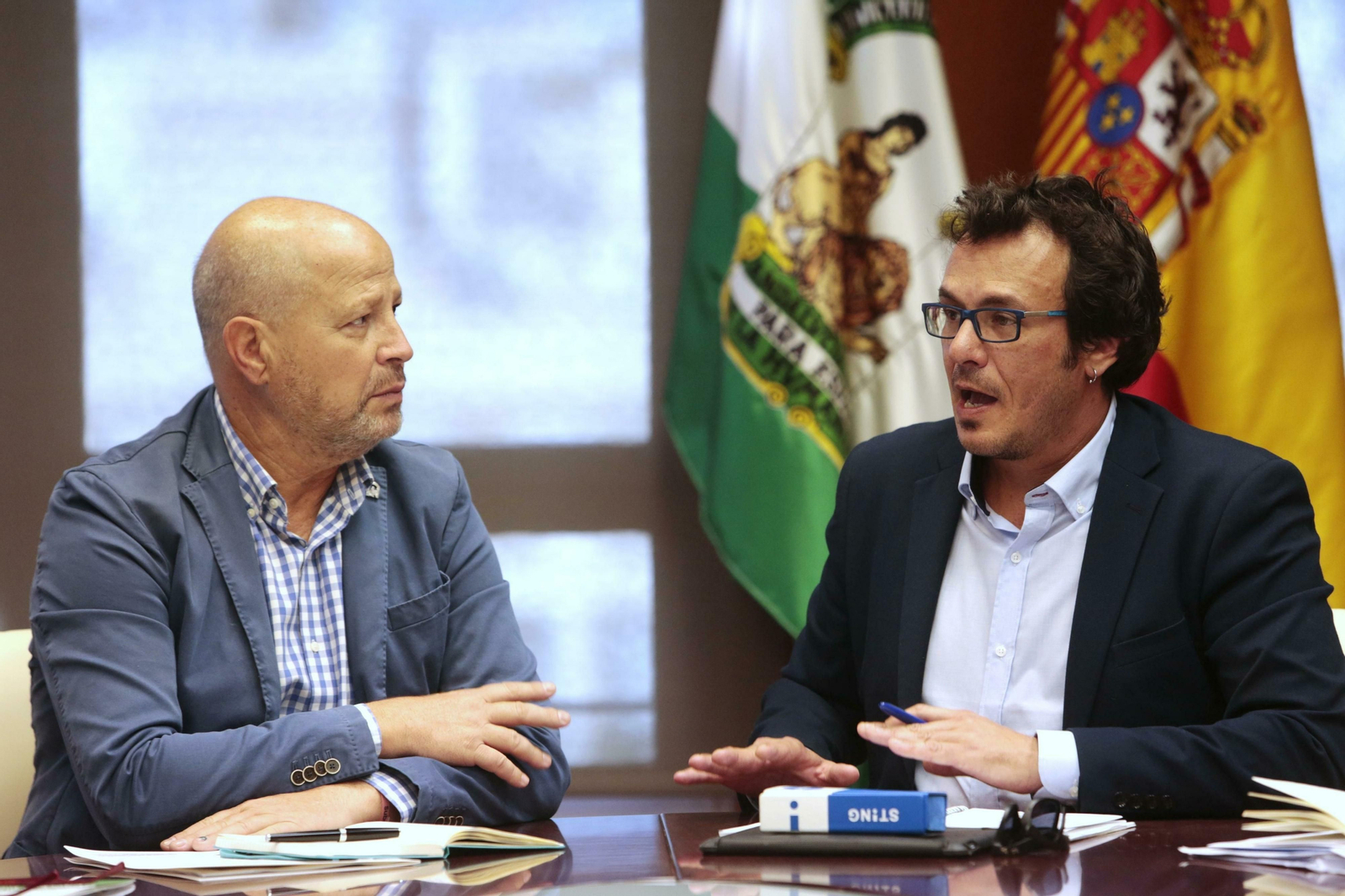 Javier Imbroda y José María González 'Kichi' durante el encuentro mantenido esta mañana.