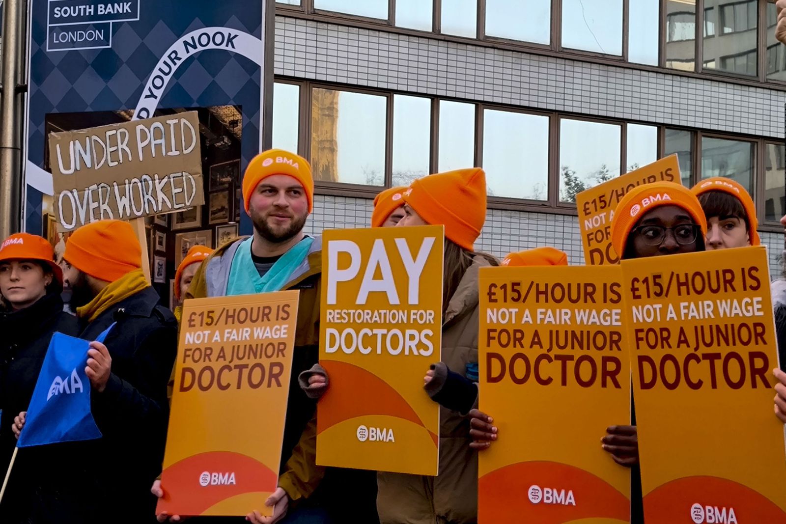 Los médicos residentes inician una huelga histórica en los hospitales de Inglaterra