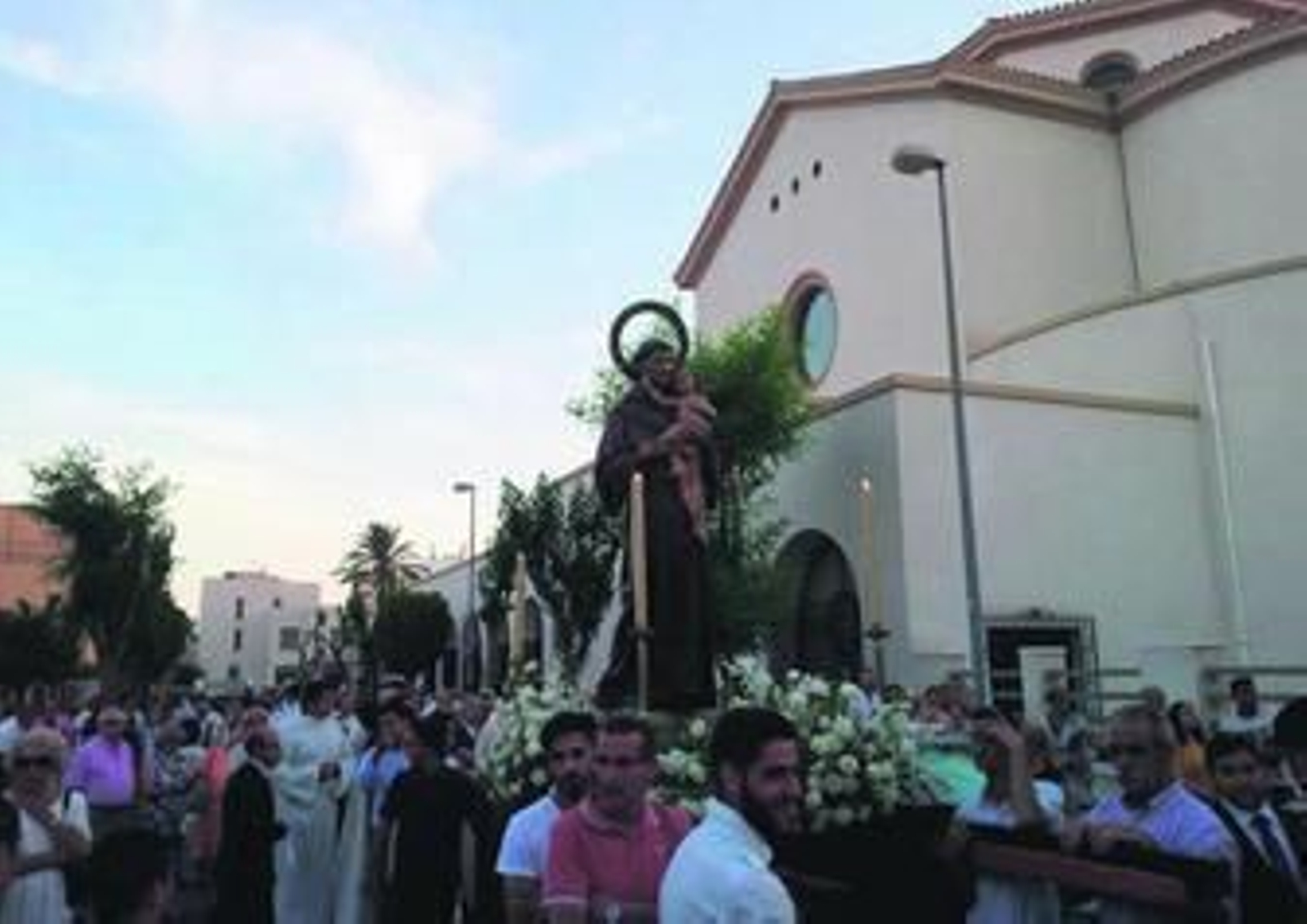 La imagen de San Antonio de Padua a su salida el domingo desde la iglesia que recibe el mismo nombre, en Ciudad Jardín.