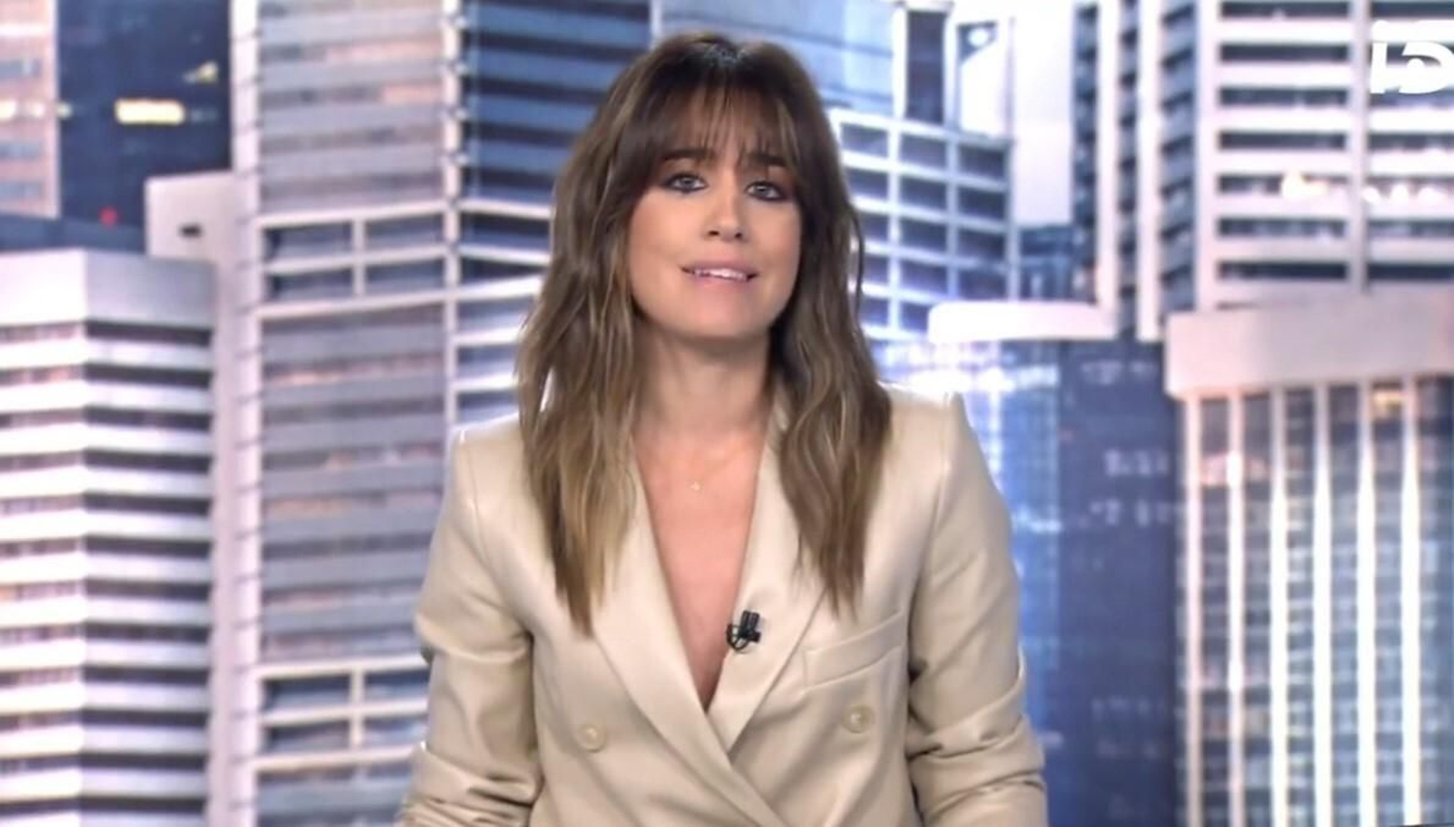 Isabel Jiménez, en 'Informativos Telecinco 15.00'. en la despedida del plató que ha sido imagen de la cadena durante 18 años