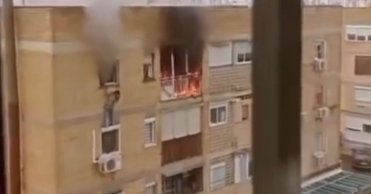 Una vecina evita una tragedia durante un incendio en San José de la Rinconada al impedir una caída desde un piso