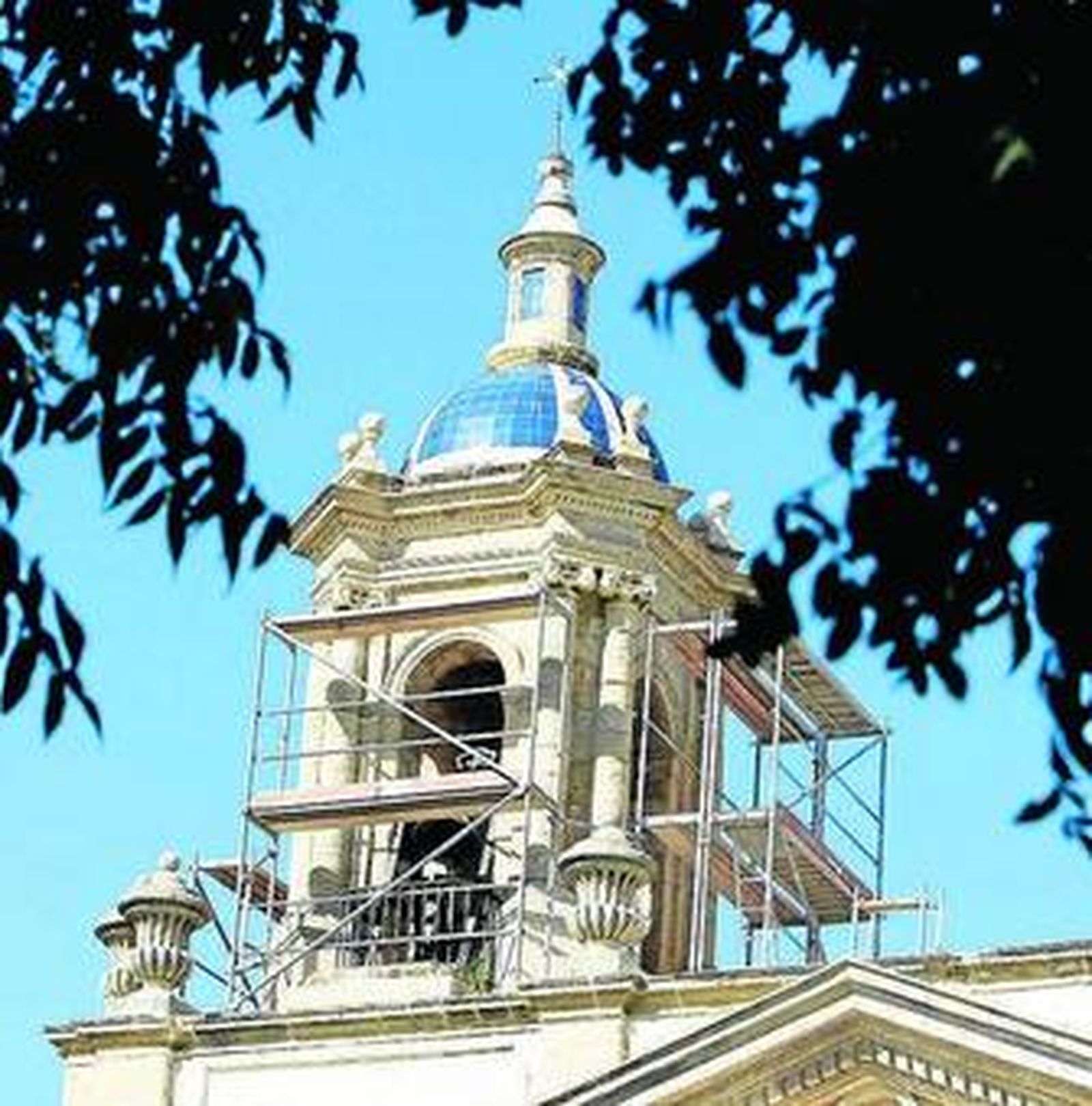 Los andamios ya han sido colocados en las dos torres.