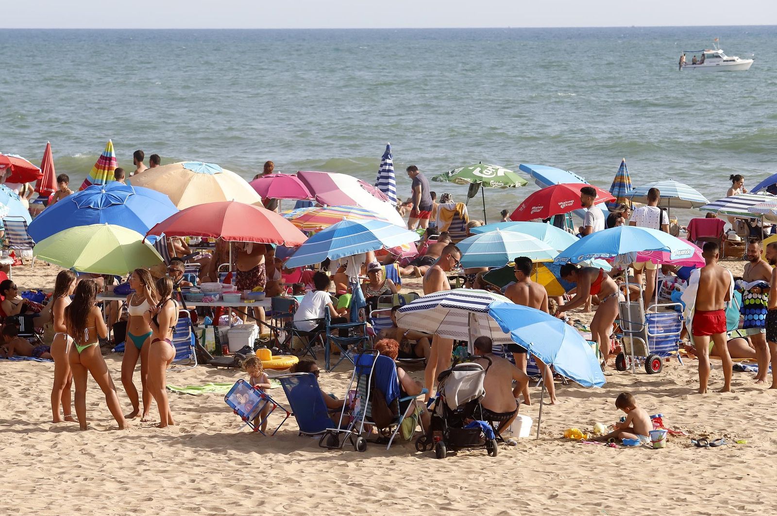 Un día en las playas de Huelva, en imágenes