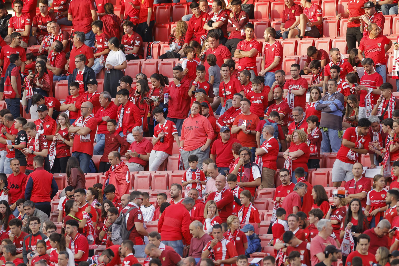 Búscate en las fotos del Sevilla-Juventus