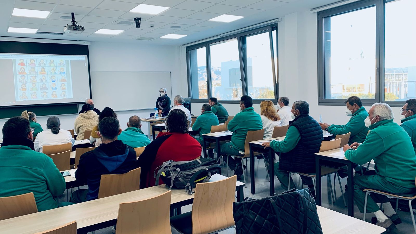 Alumnado en un curso sobre aprendizaje de la lengua de signos.