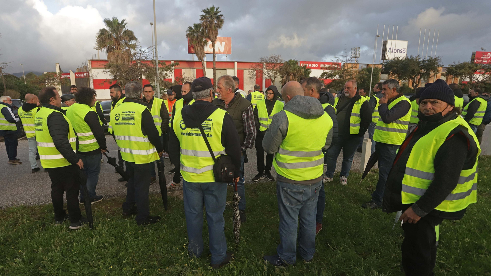 Fotos de la concentración de los camioneros en el acceso sur del puerto de Algeciras