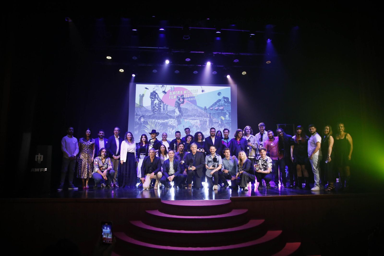 Foto de familia de las autoridades,  organizadores y premiados en la clausura del Festival.