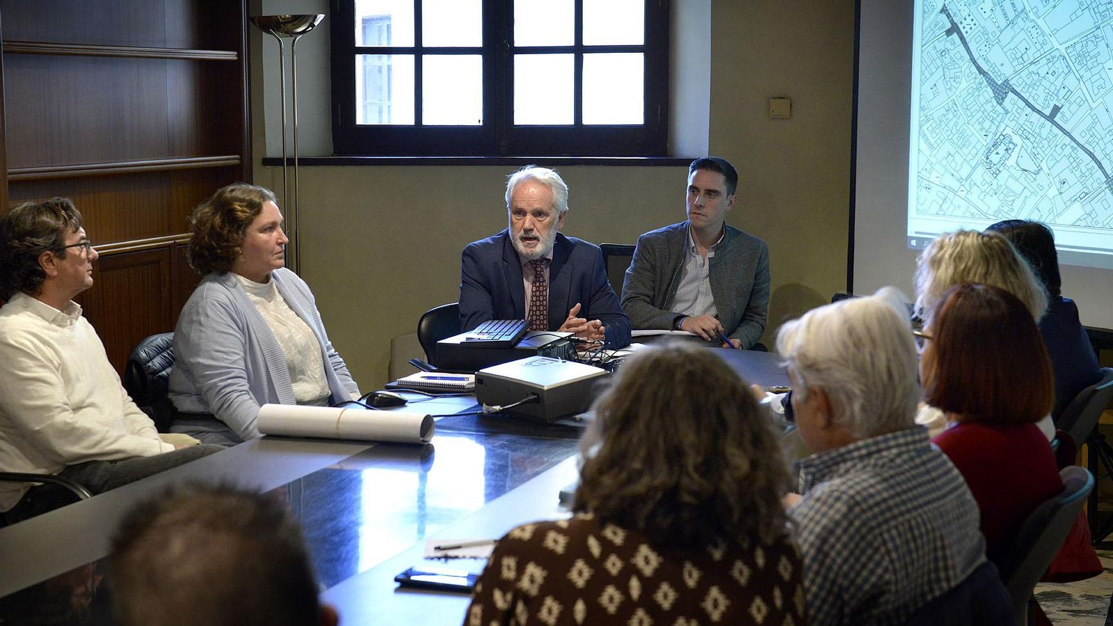Un instante de la reunión de representantes del gobierno con vecinos de la plaza de San Juan. Un instante de la reunión de representantes del gobierno con vecinos de la plaza de San Juan.