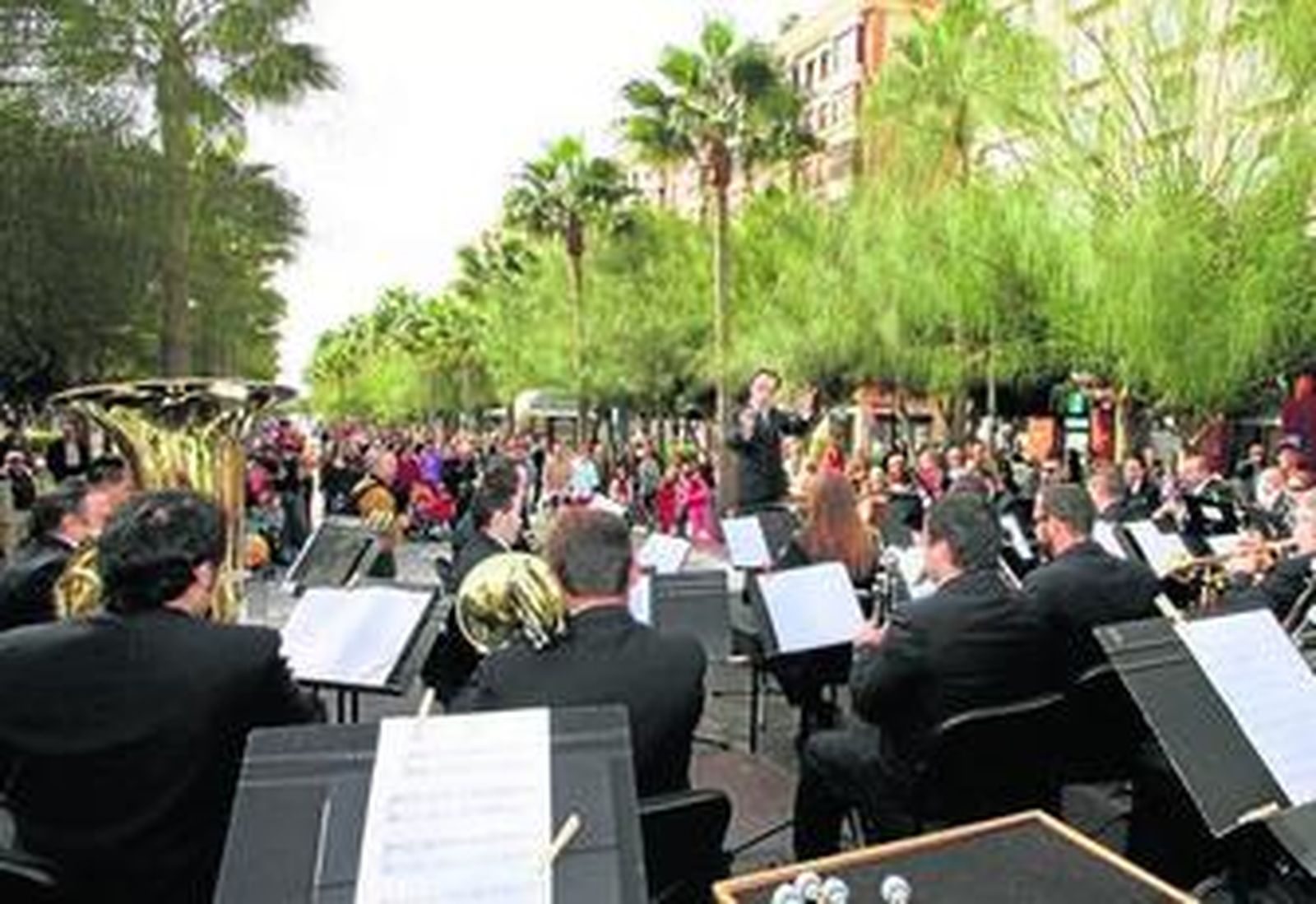 La Banda Municipal dirigida por Juan José Navarro hicieron varias villancicos ante la mirada atenta del público.