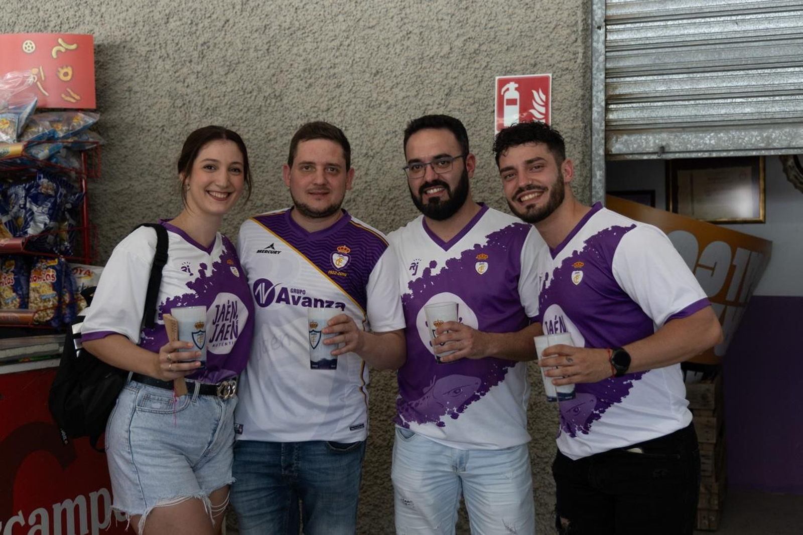 El épico recibimiento de la afición lagarta al Real Jaén, en imágenes