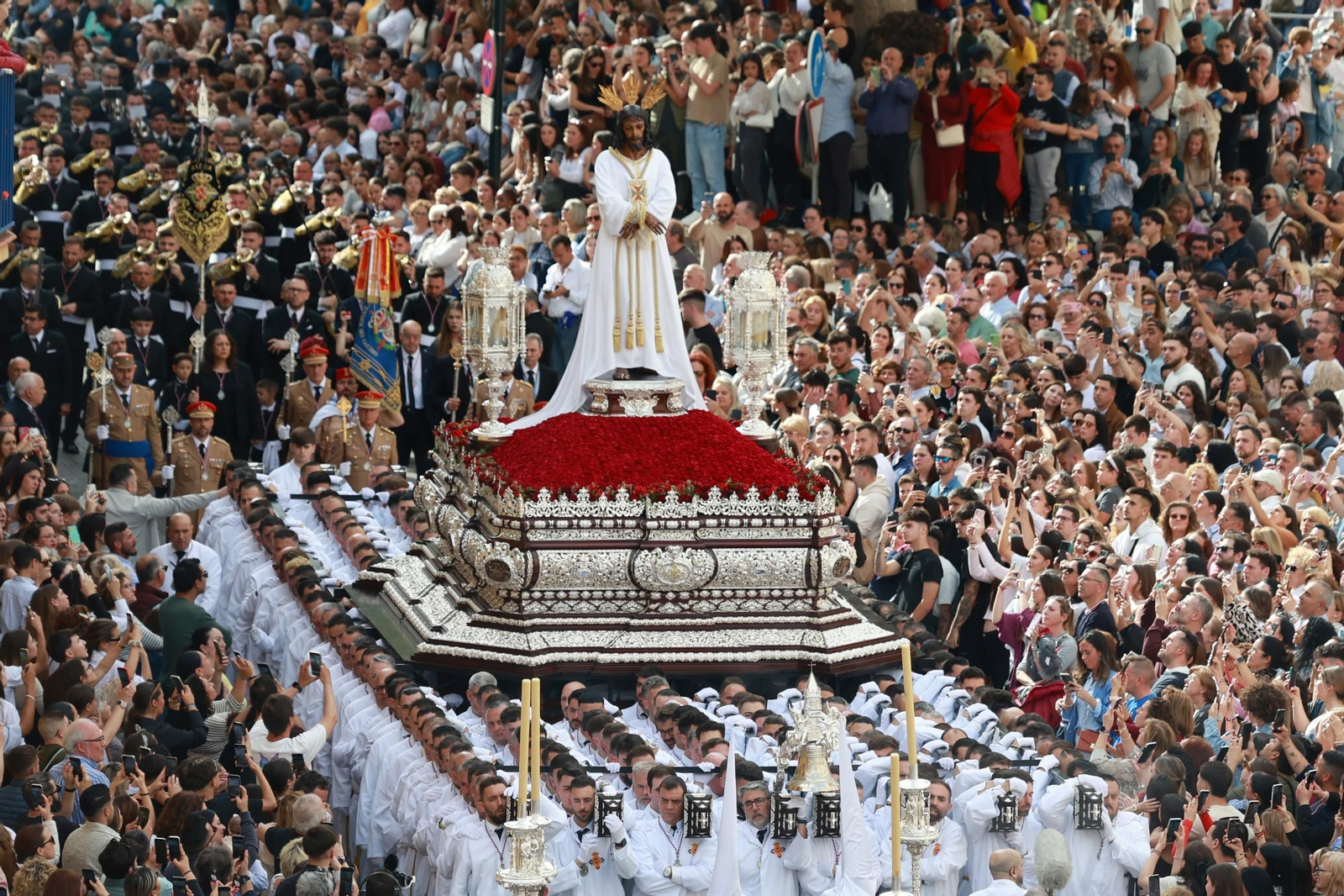 El Cautivo, en su procesión del Lunes Santo en Málaga, en fotos