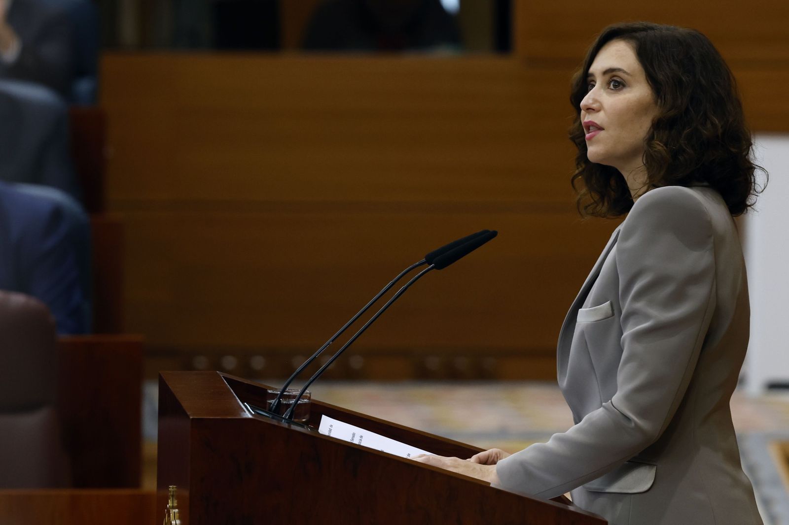 Isabel Díaz Ayuso convierte su investidura en un mitin y promete cambiar la ley trans