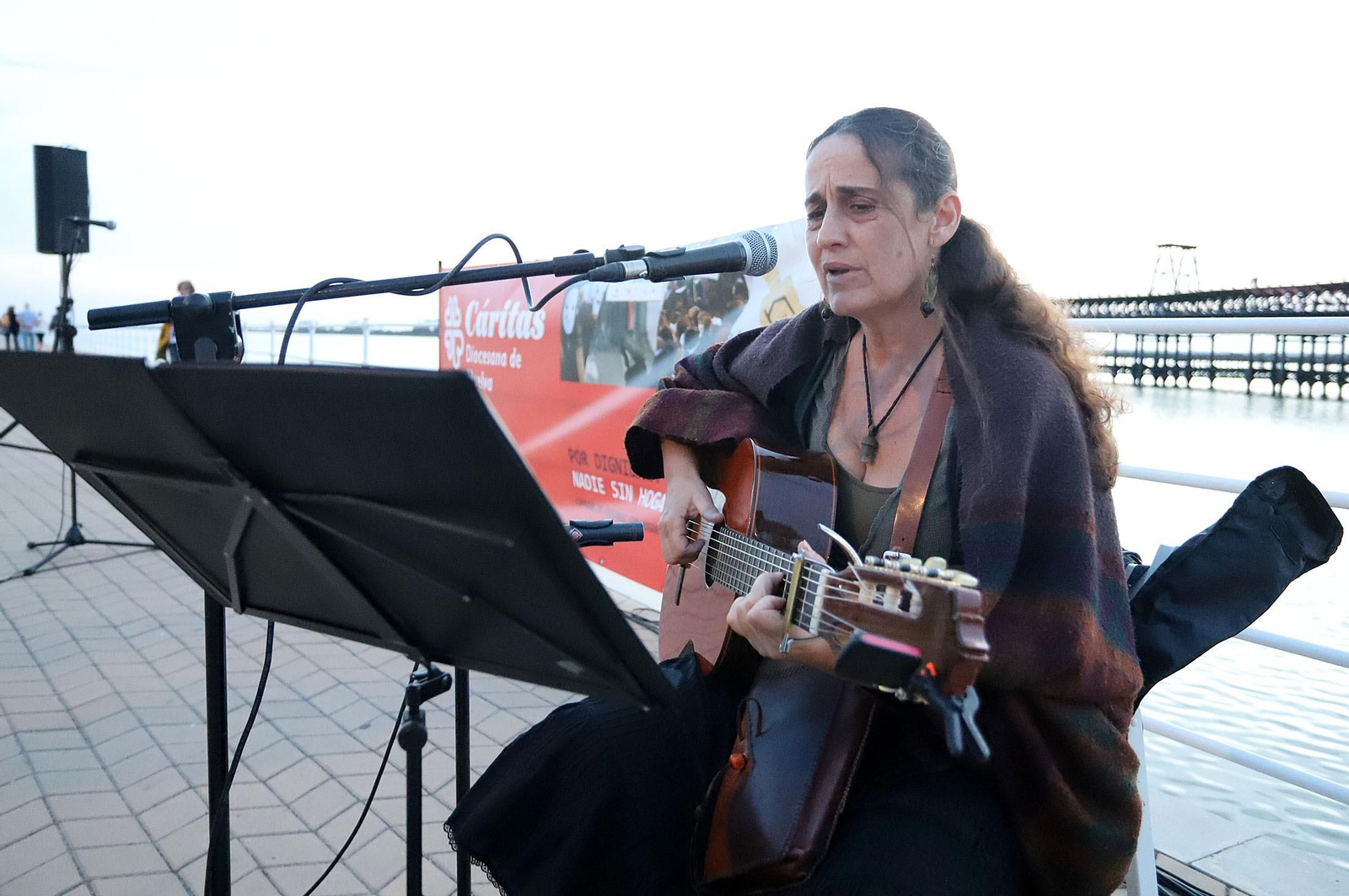 Imágenes del acto de sensibilización de Cáritas #NadieSinHogar