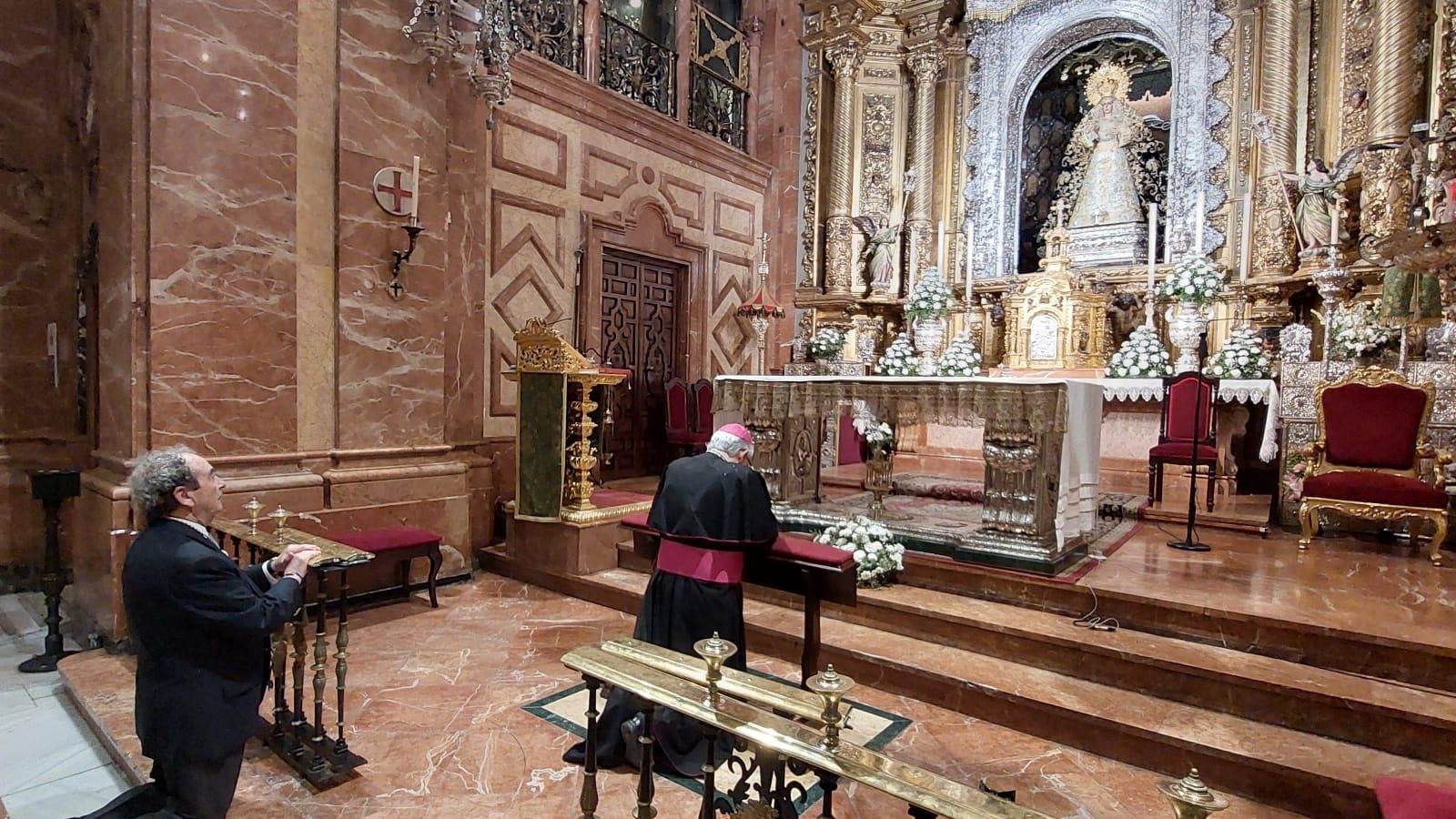 El arzobispo de Sevilla reza en la Basílica