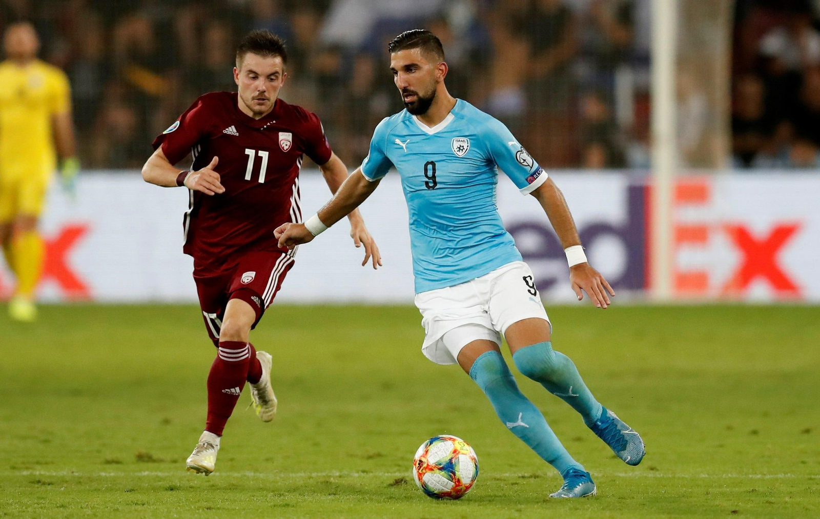 Dabbur conduce la pelota en el Israel-Letonia, el martes.