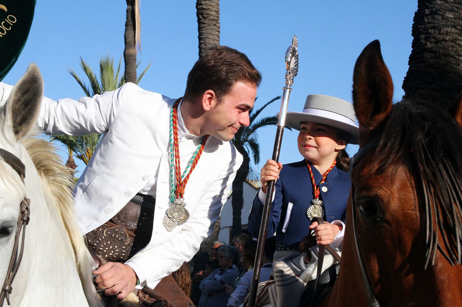 Imágenes de los caballistas, peregrinos a pie y carros de la Hdad de Emigrantes