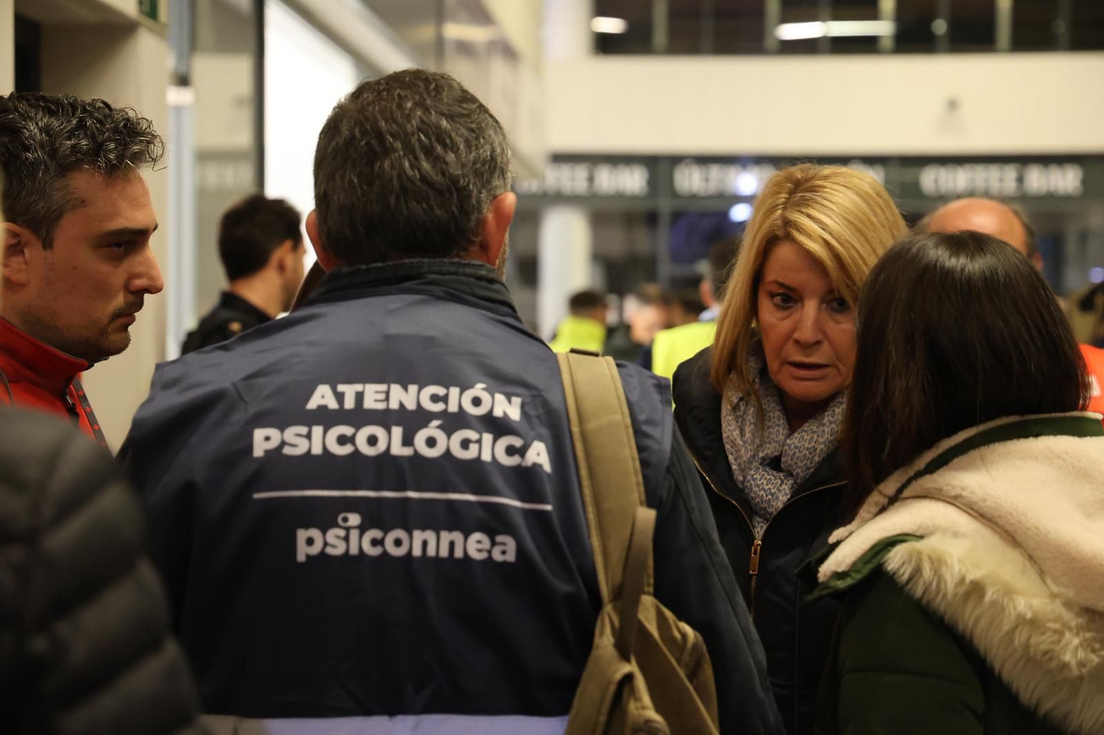 La alcaldesa de Huelva, Pilar Miranda, en la estación de Huelva con personal movilizado para atender a las familias.