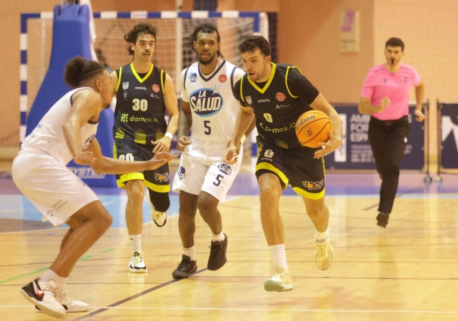 Sergio Cecilia lleva el balón, con Chuso detrás, ante Archena.