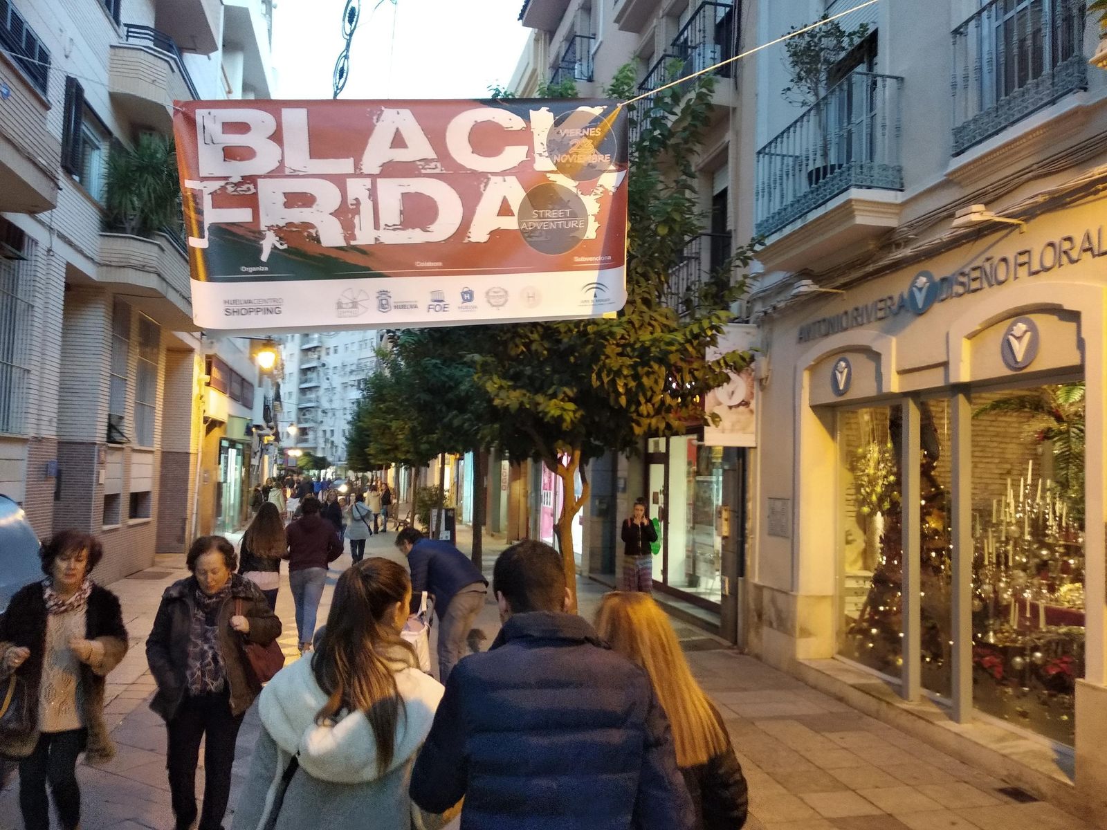 Una edición anterior del Black Friday en la principal calle comercial de la capital onubense.