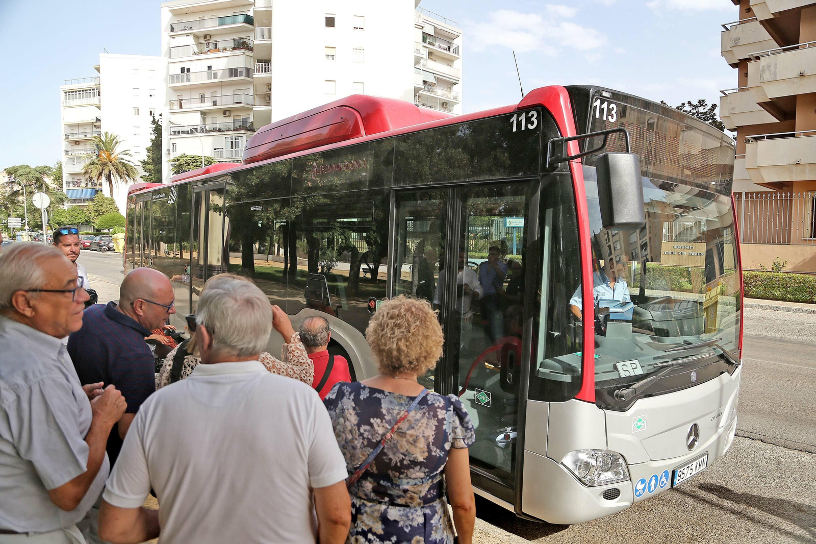 Un autobús urbano en el Paseo de las Delicias.