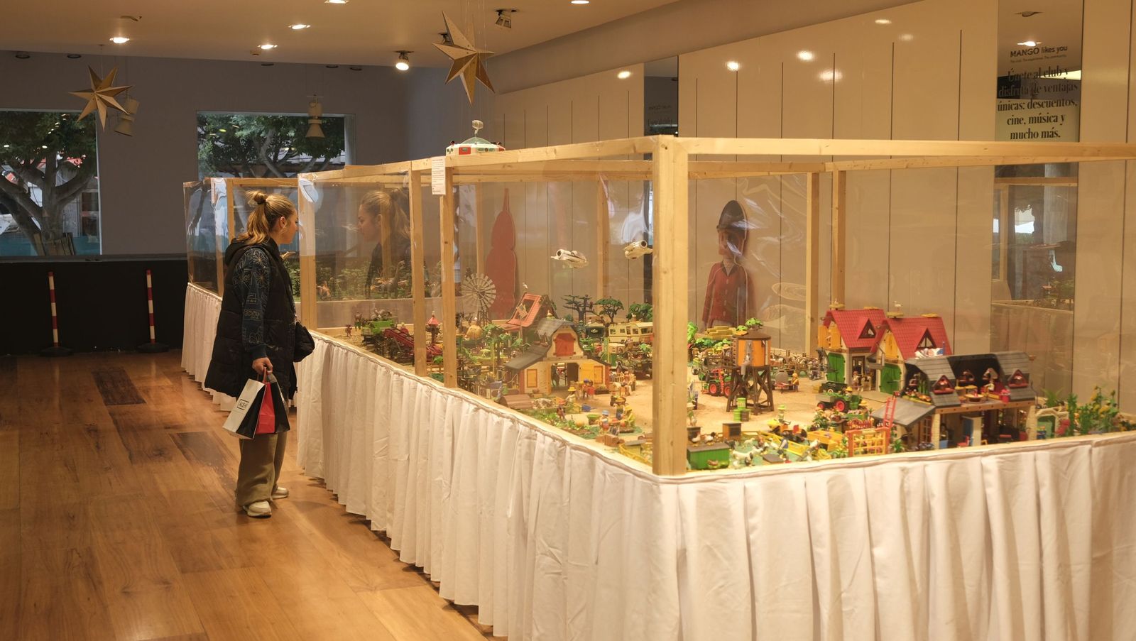 Exposición de Clicks de Playmobil contra el cáncer infantil, en fotos