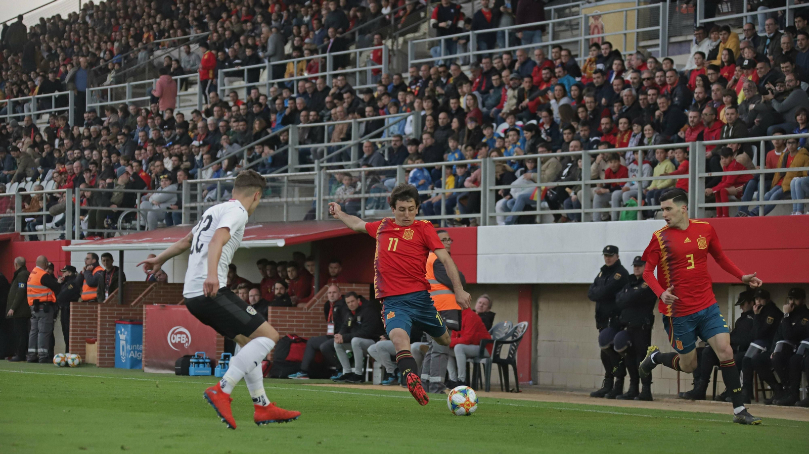 Mikel Oyarzabal, durante un lance del partido amistoso contra Austria en el estadio Nuevo Mirador.