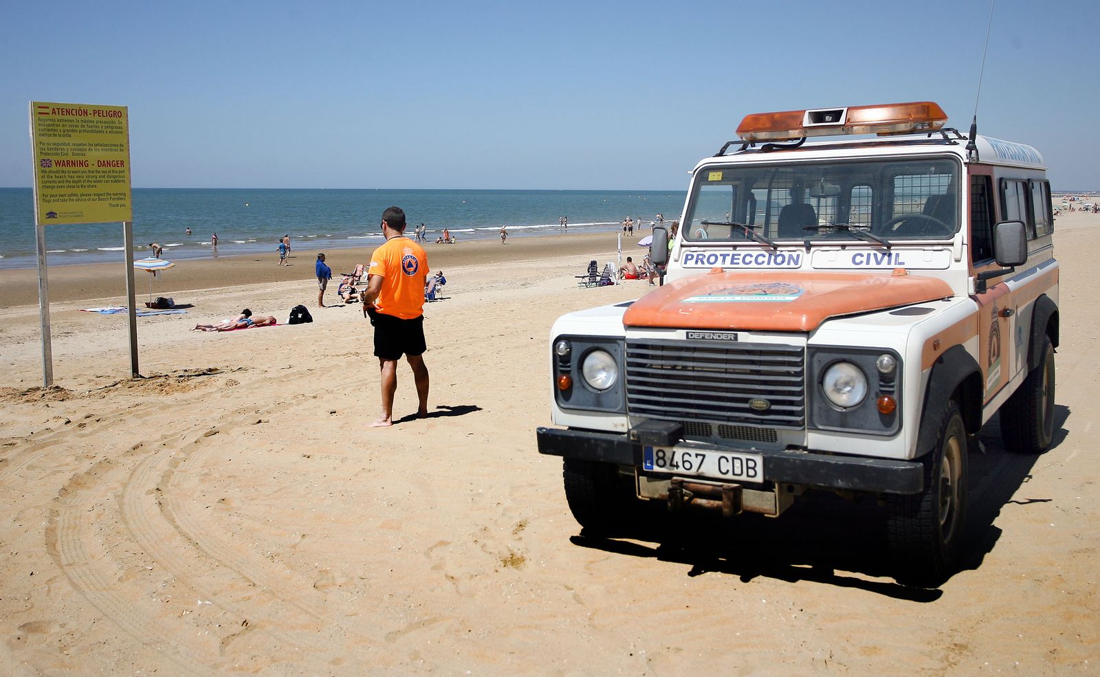 Imagen de archivo de efectivos de Protección Civil en una playa onubense.